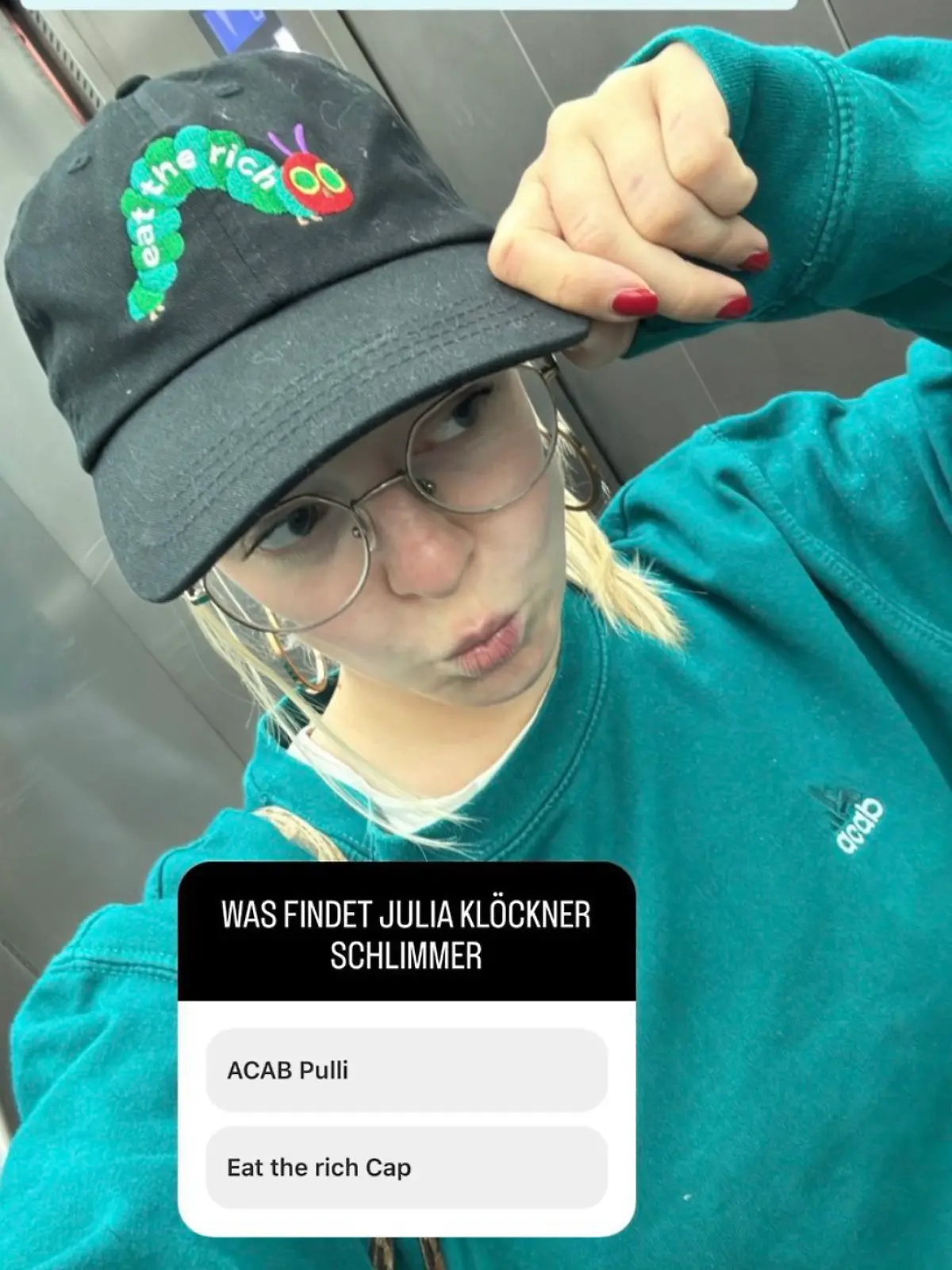 „All Cops Are Bastards” („Alle Polizisten sind Bastarde/ Schweine”) steht in abgekürzter Form auf dem Pullover der Politikerin Jette Nietzard (Die Grünen). Das Foto ist ein Screenshot einer Story auf dem Instagram-Profil der 26-Jährigen.