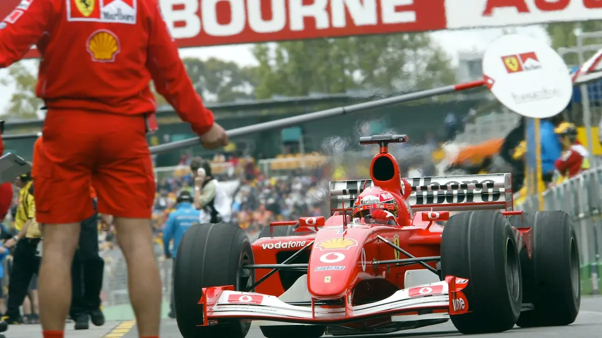 Michael Schumacher im Ferrari F2001 auf der Rennstrecke im Albert Park von Melbourne