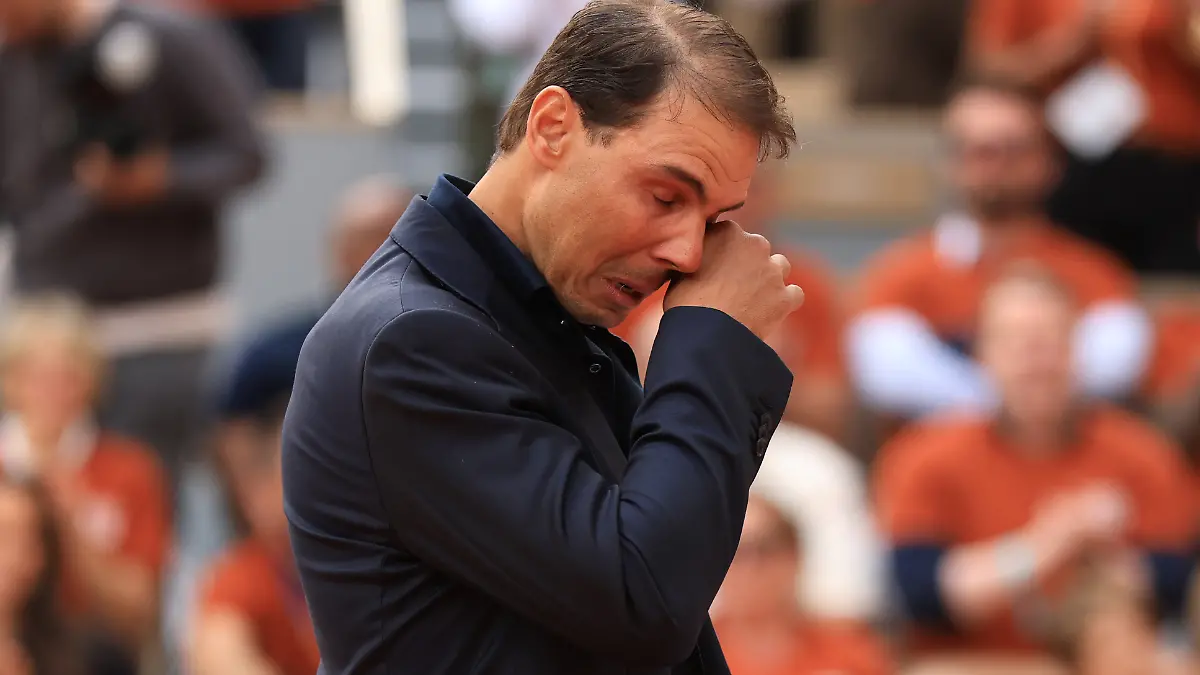 Rafael Nadal wischt sich immer wieder die Tränen aus dem Gesicht