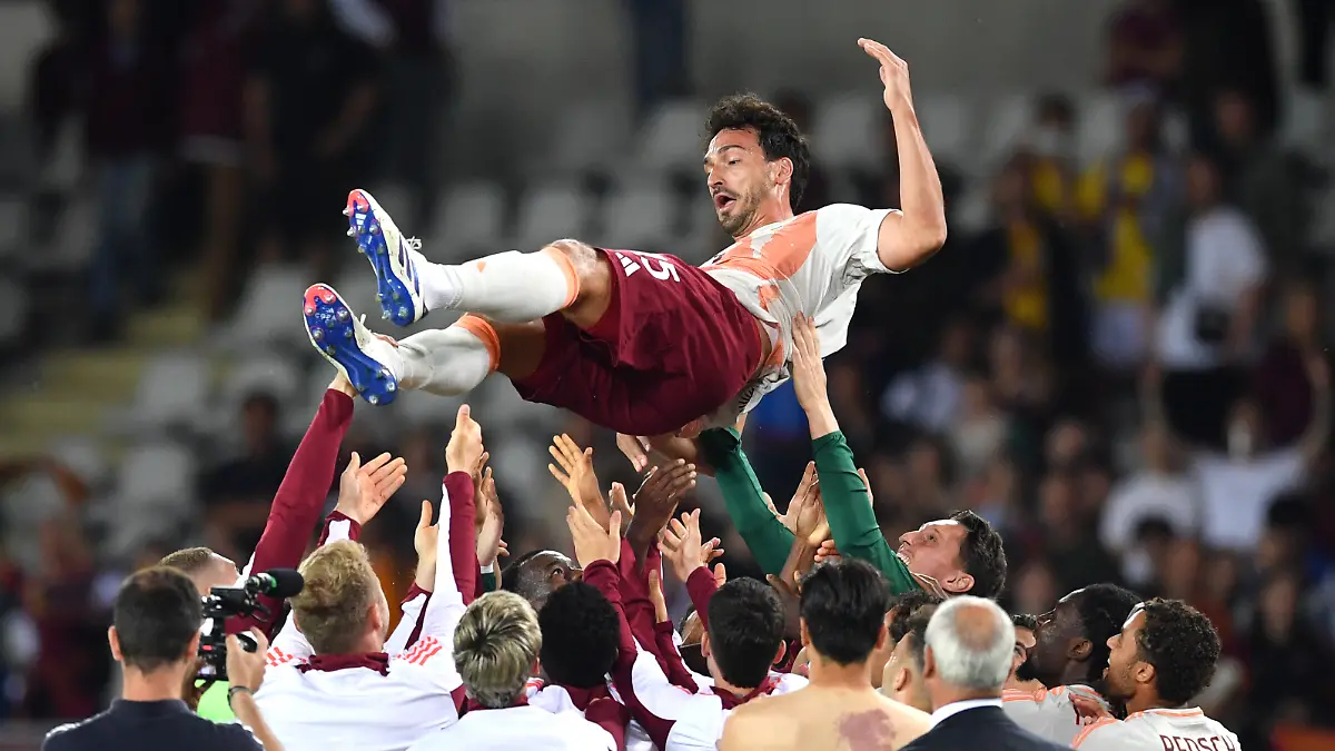 Seine Mannschaftskollegen lassen Hummels zum Abschied durch die Luft fliegen.