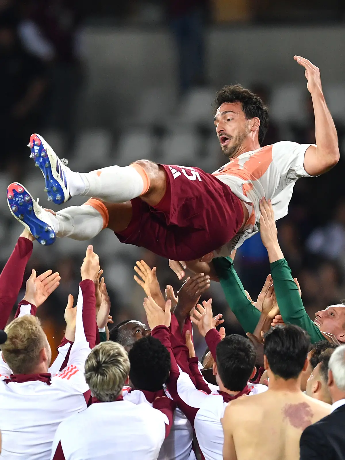 Seine Mannschaftskollegen lassen Hummels zum Abschied durch die Luft fliegen.