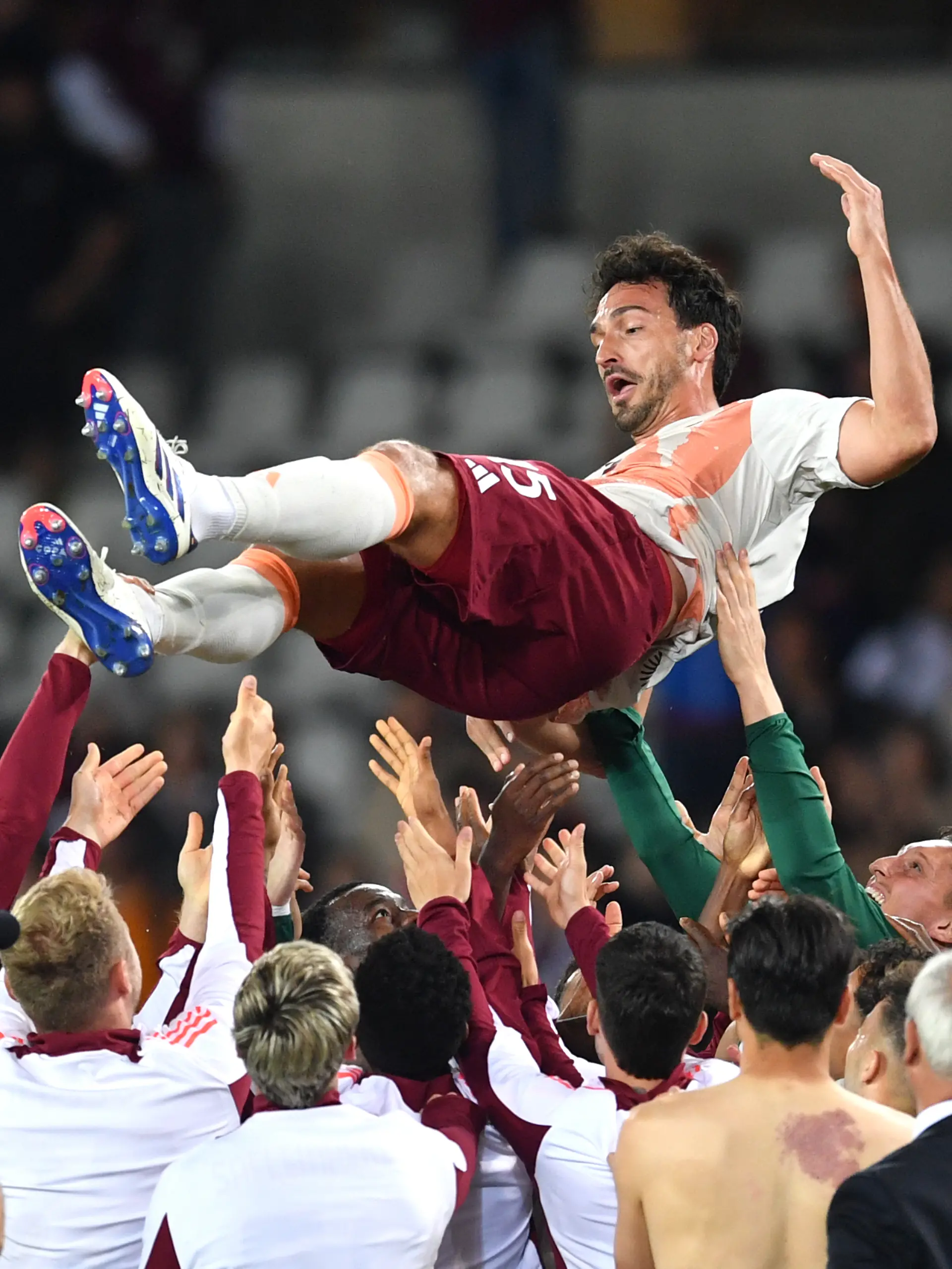 Seine Mannschaftskollegen lassen Hummels zum Abschied durch die Luft fliegen.