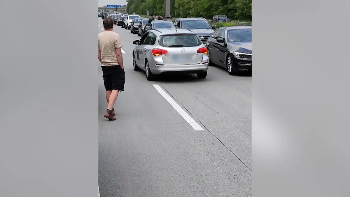 Gegen die Fahrtrichtung macht sich der dreiste Fahrer auf den Weg aus der Vollsperrung