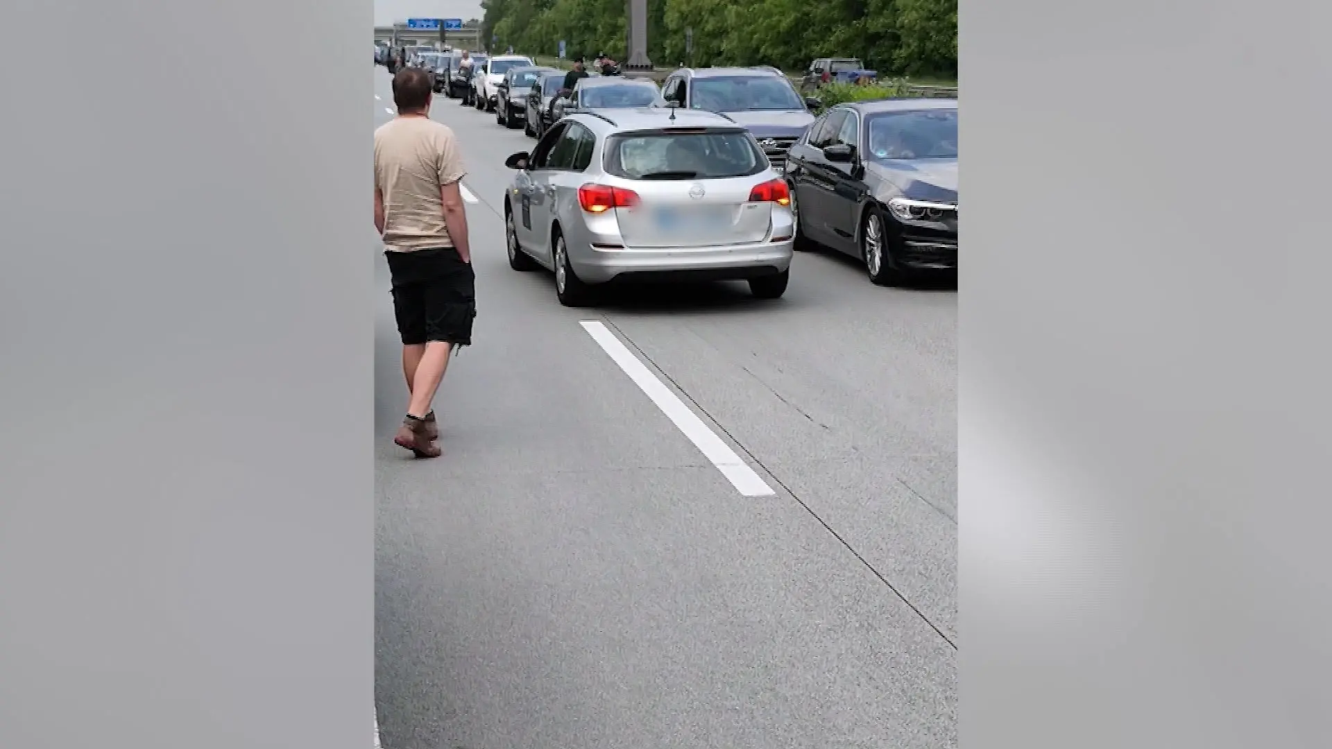 Gegen die Fahrtrichtung macht sich der dreiste Fahrer auf den Weg aus der Vollsperrung