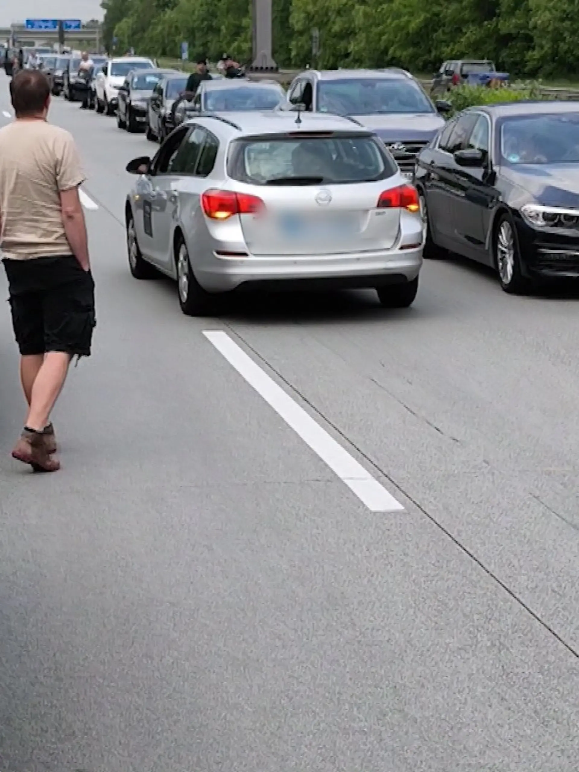 Gegen die Fahrtrichtung macht sich der dreiste Fahrer auf den Weg aus der Vollsperrung