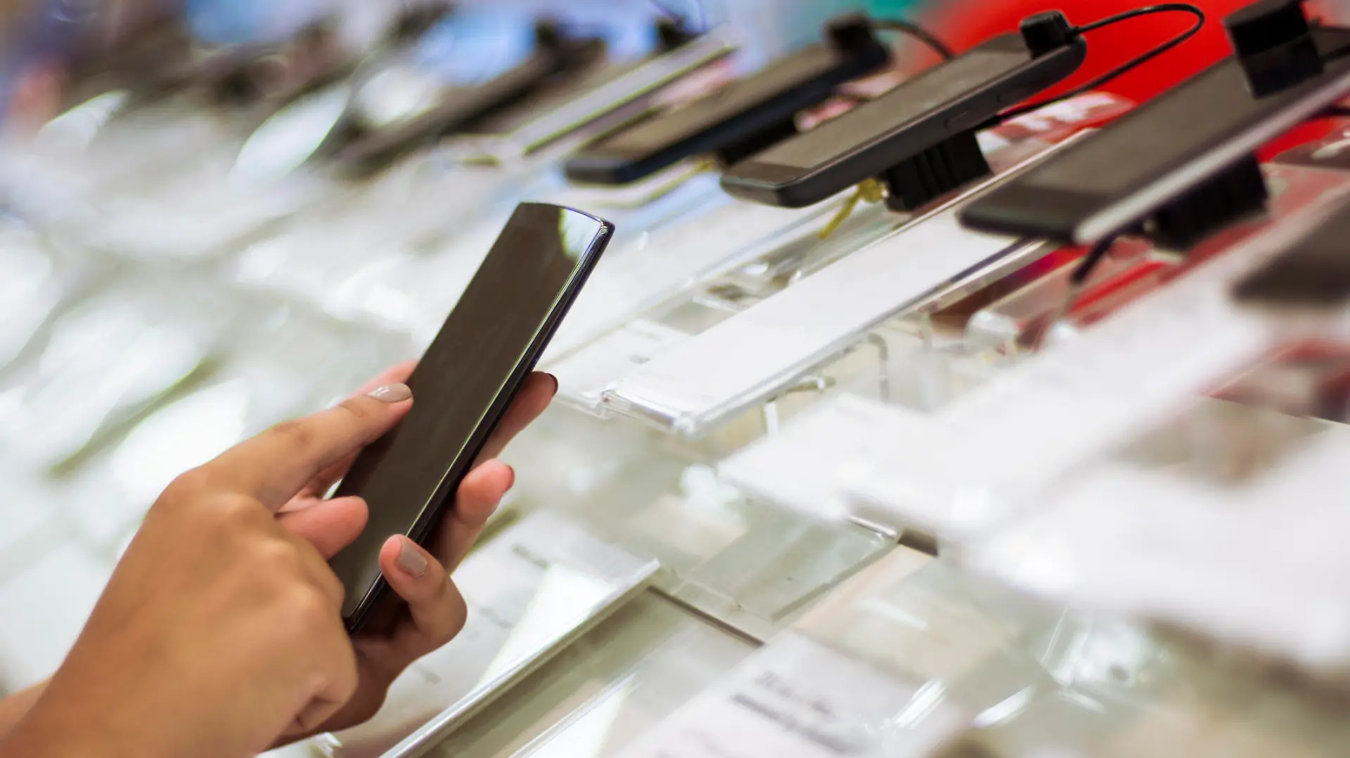 Stiftung Warentest hat 24 Smartphones auf Qualität und Preis untersucht.