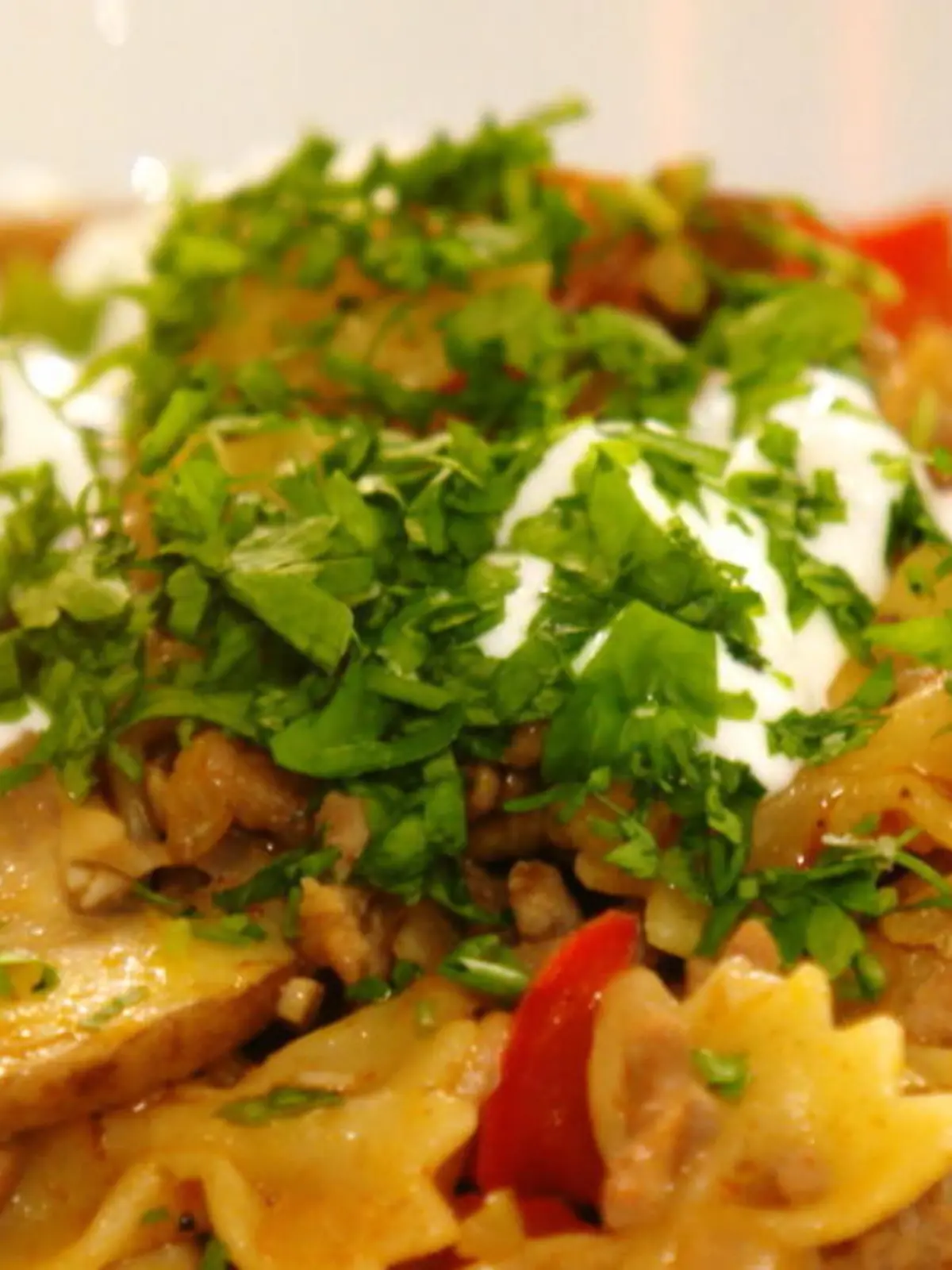 Was koche ich morgen? Wer wenig Zeit hat und ein leckeres Gericht für die ganze Familie zubereiten will, sollte diese Nudel-Hackfleisch-Pfanne mit Ziegenkäse ausprobieren. Die steht in unter 15 Minuten auf dem Tisch! Wie das geht, sehen Sie im Video.