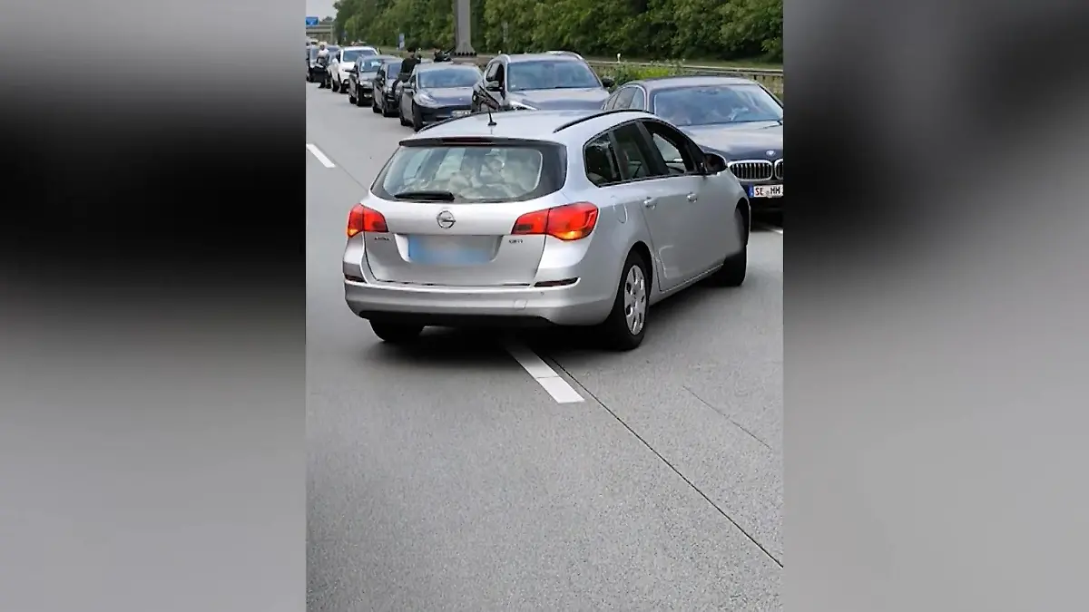 Als Geisterfahrer durch die Rettungsgasse – und dann wird er auch noch frech! Schlimmer Unfall auf der Autobahn