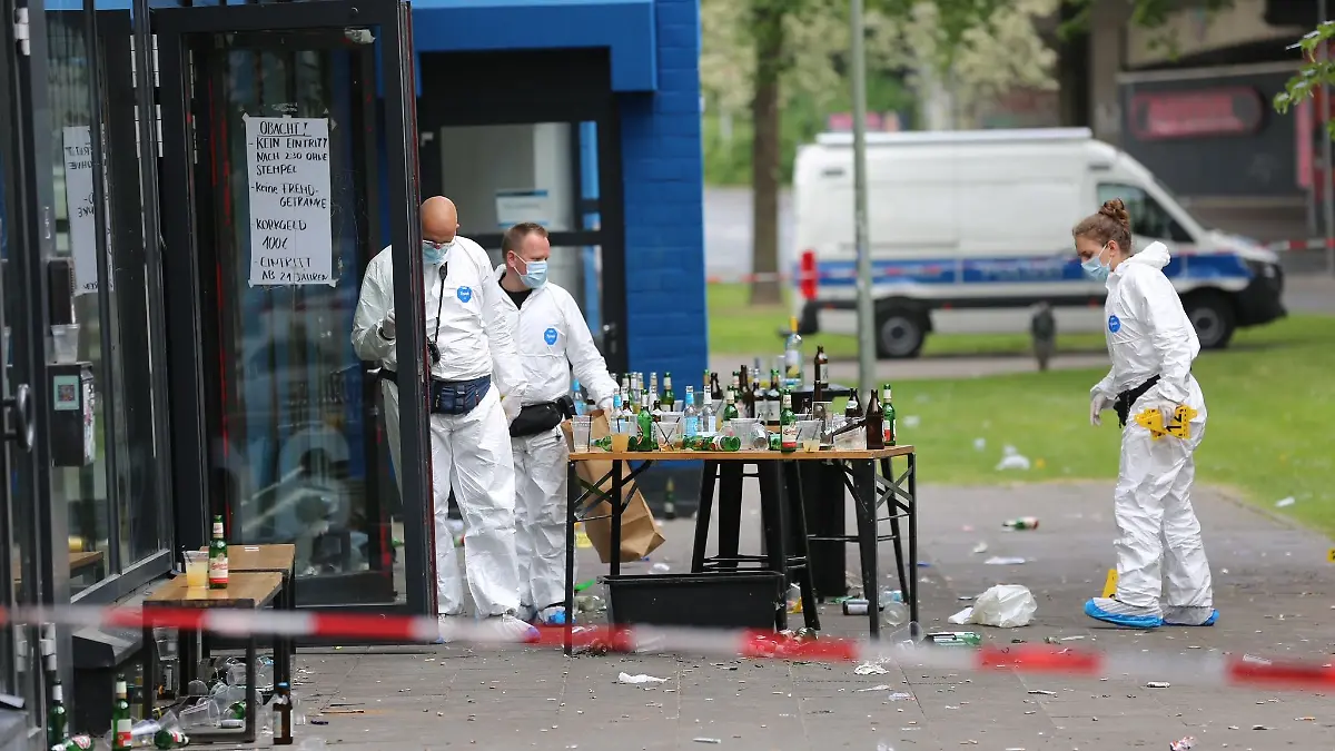 Polizei und Spurensicherung im Einsatz nach der Messerattacke in Bielefeld. (Archivbild)