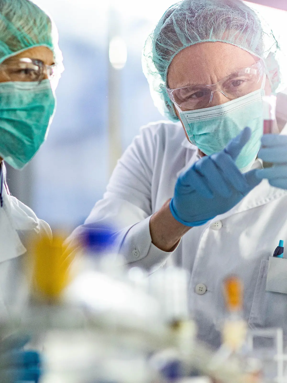 Wissenschaftler forschen am Coronavirus.