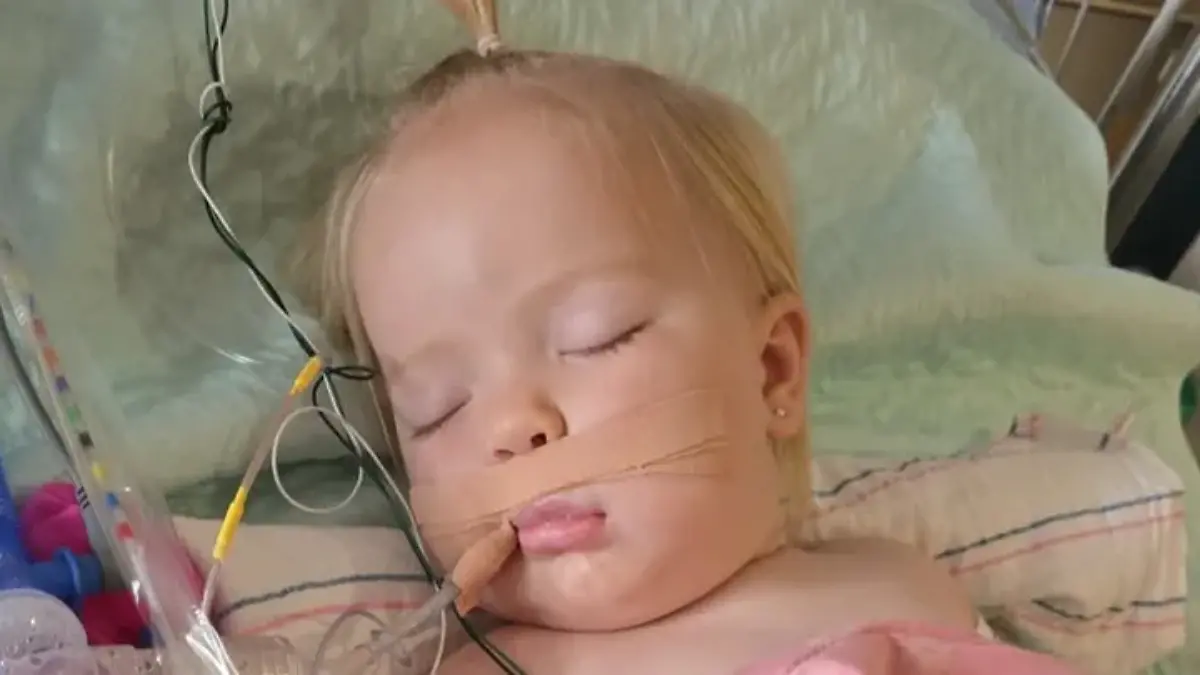Cara Reed (1) wird nach dem Biss einer Klapperschlange im Krankenhaus behandelt