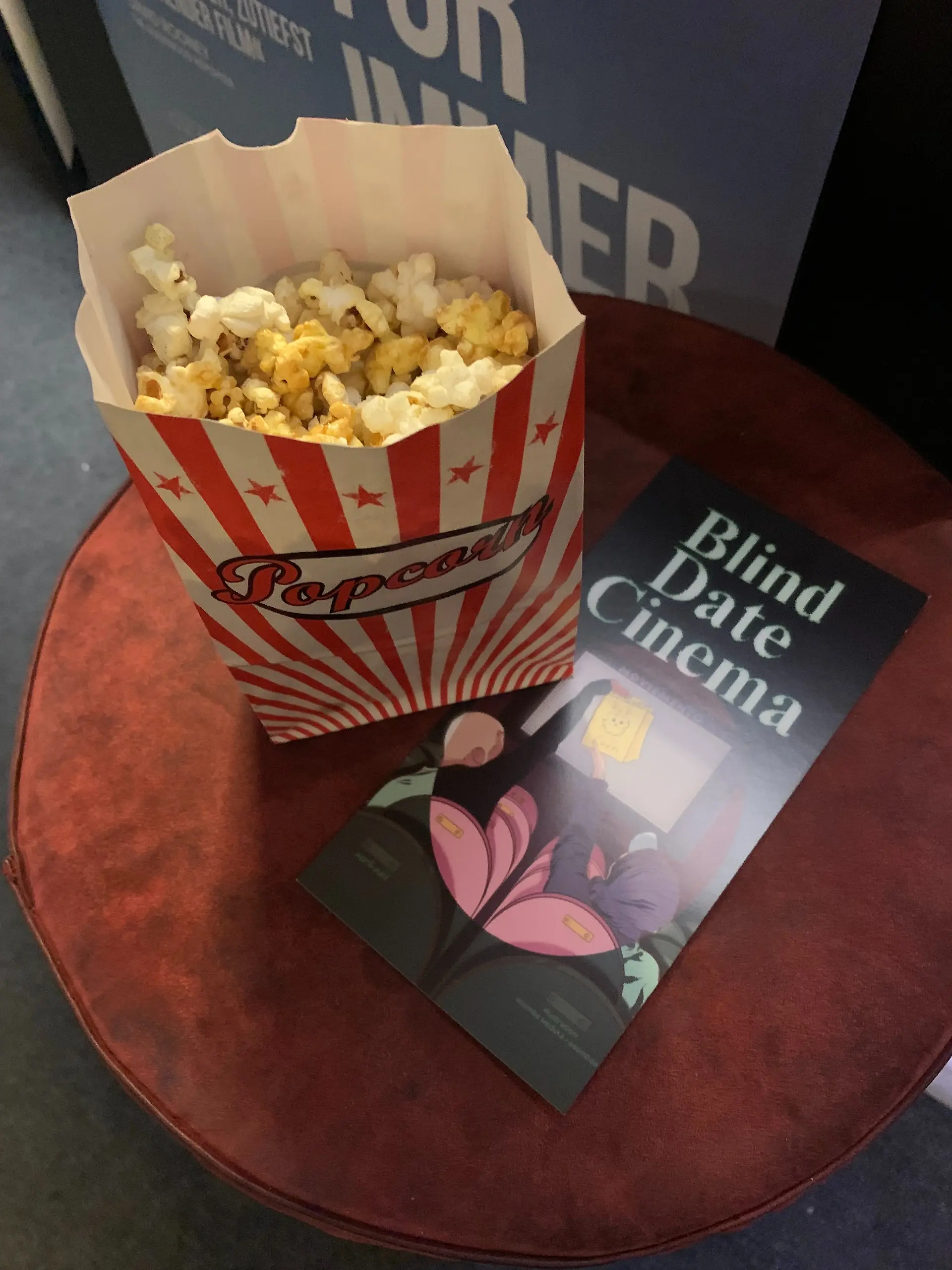 Popcorn mit Flyer „Blind Date Cinema”