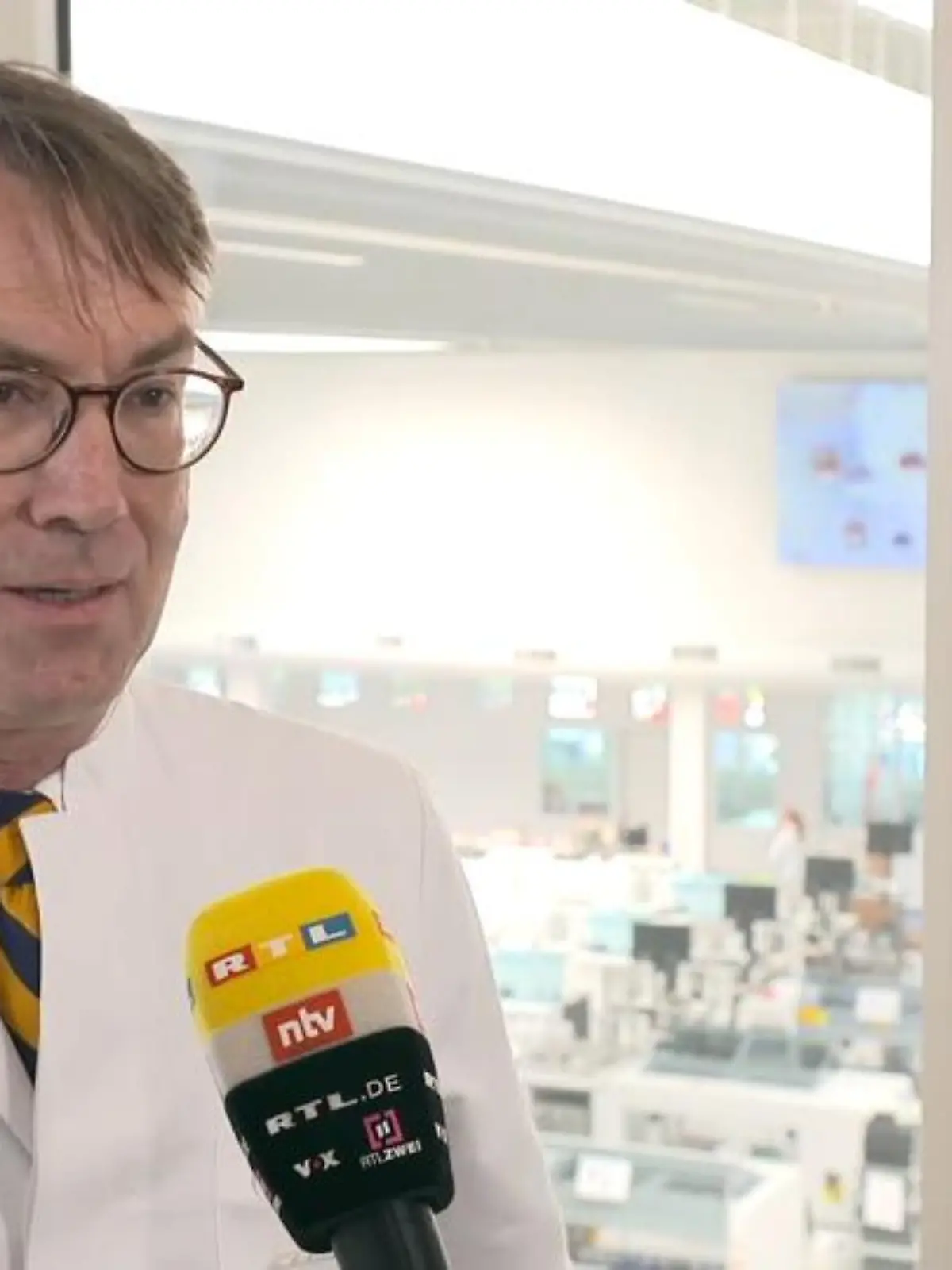 In diesem Video beantwortet Dr. Zinn die Frage, ob man zu nah an einer Person ist, wenn man ihr Parfum riechen kann oder ihren Zigarettenrauch abbekommt. Kann es dabei zu einer Corona-Infektion kommen?