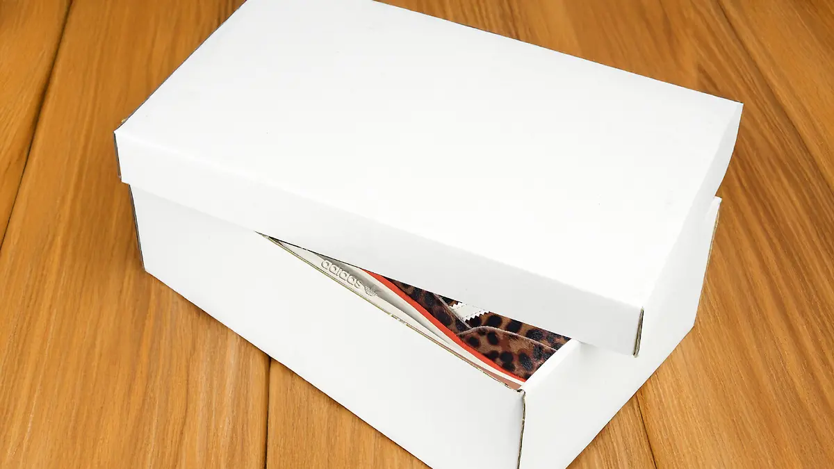 Leo-Print-Sneaker SL 72 OG von Adidas in einem weißen Schuhkarton auf Holzboden.
