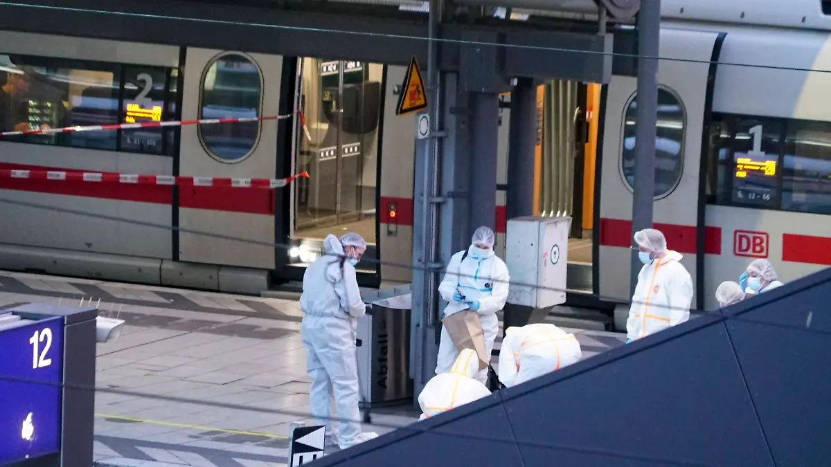 Die mutmaßliche Messer-Angreiferin vom Hamburger Hauptbahnhof soll bis einen Tag vor der Tat in einer psychiatrischen Klinik gewesen sein.