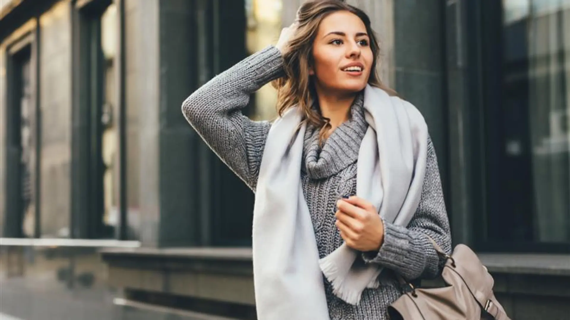 Frau in grauem Pullover.