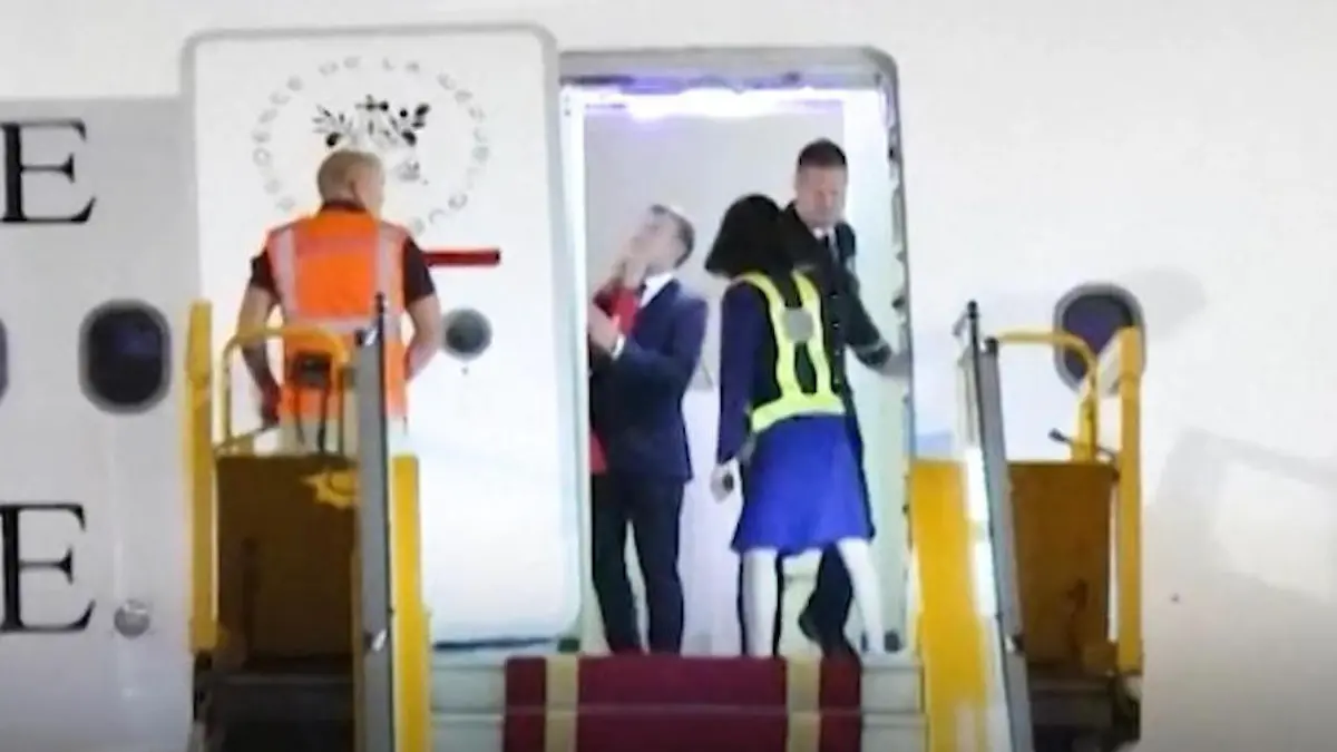 Schlägt Brigitte Macron hier ihren Mann? Da war die Flugzeugtür schon offen