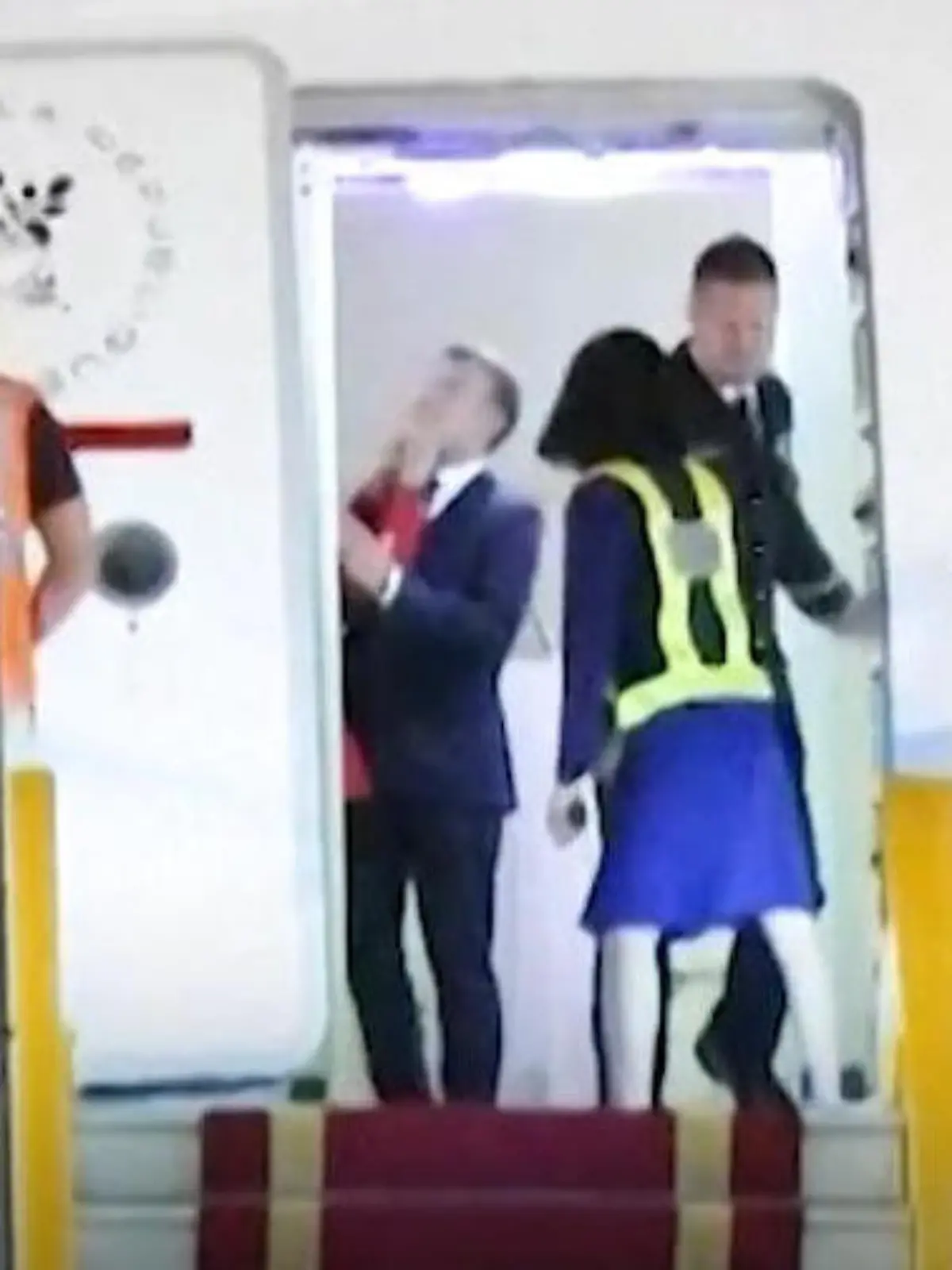 Bild zu: "Schlägt Brigitte Macron hier ihren Mann?"
