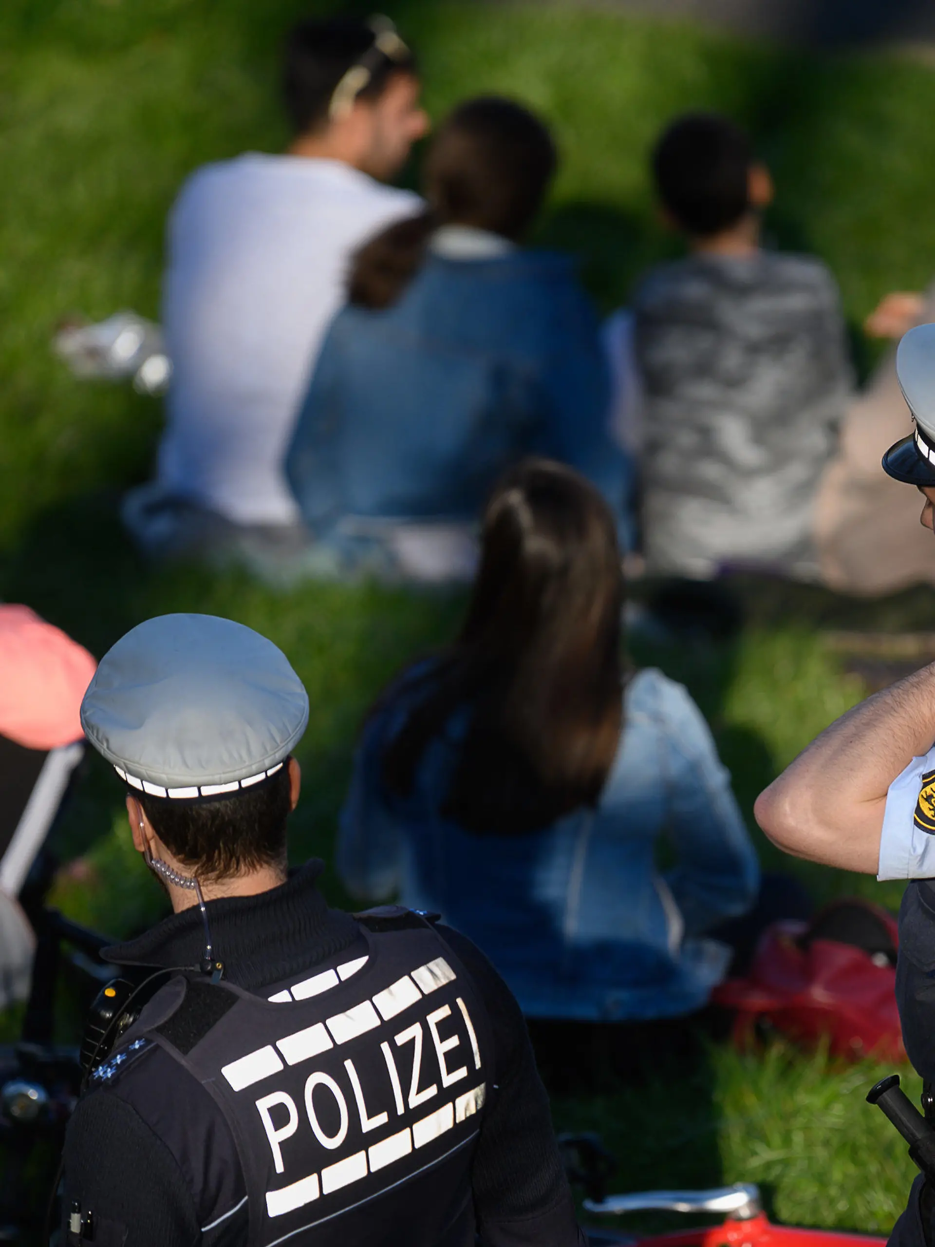 ARCHIV - 05.04.2020, Baden-Württemberg, Stuttgart: Polizeibeamte kontrollieren in einem Park die Einhaltung der Vorschriften zur Eindämmung des Coronavirus (zu dpa «Verstöße gegen Corona-Regeln - Was die Kommunen an Bußgeldern einnehmen»). Foto: Sebastian Gollnow/dpa +++ dpa-Bildfunk +++