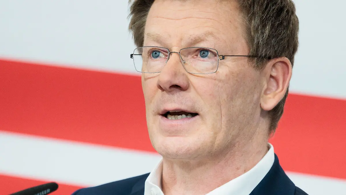 Bahnchef Richard Lutz hat nach der Messerattacke am Hamburger Hauptbahnbahnhof mit Einsatzkräften gesprochen. (Archivbild)