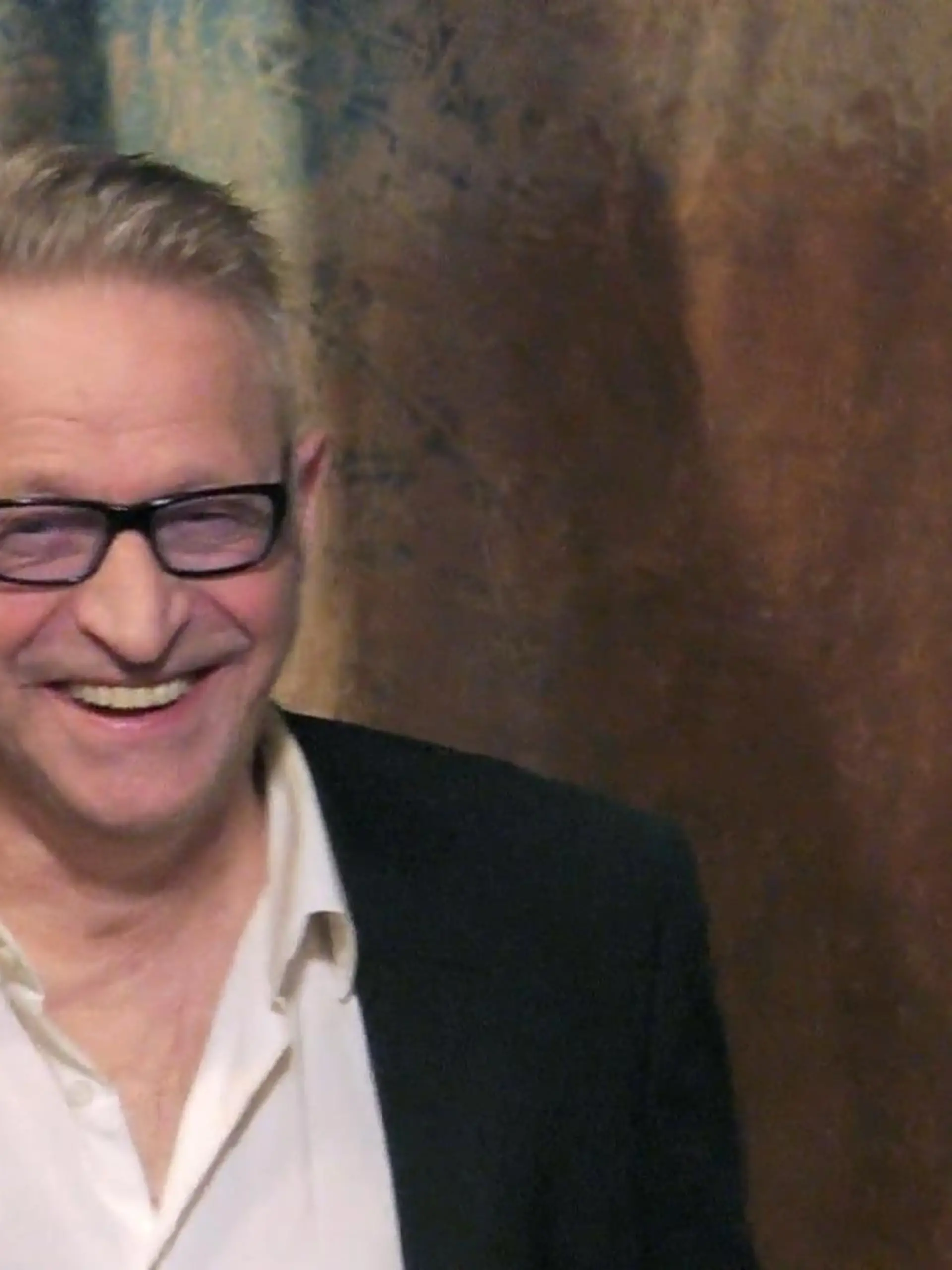 Bild zu: "Holger hat Schmetterlinge im Bauch"