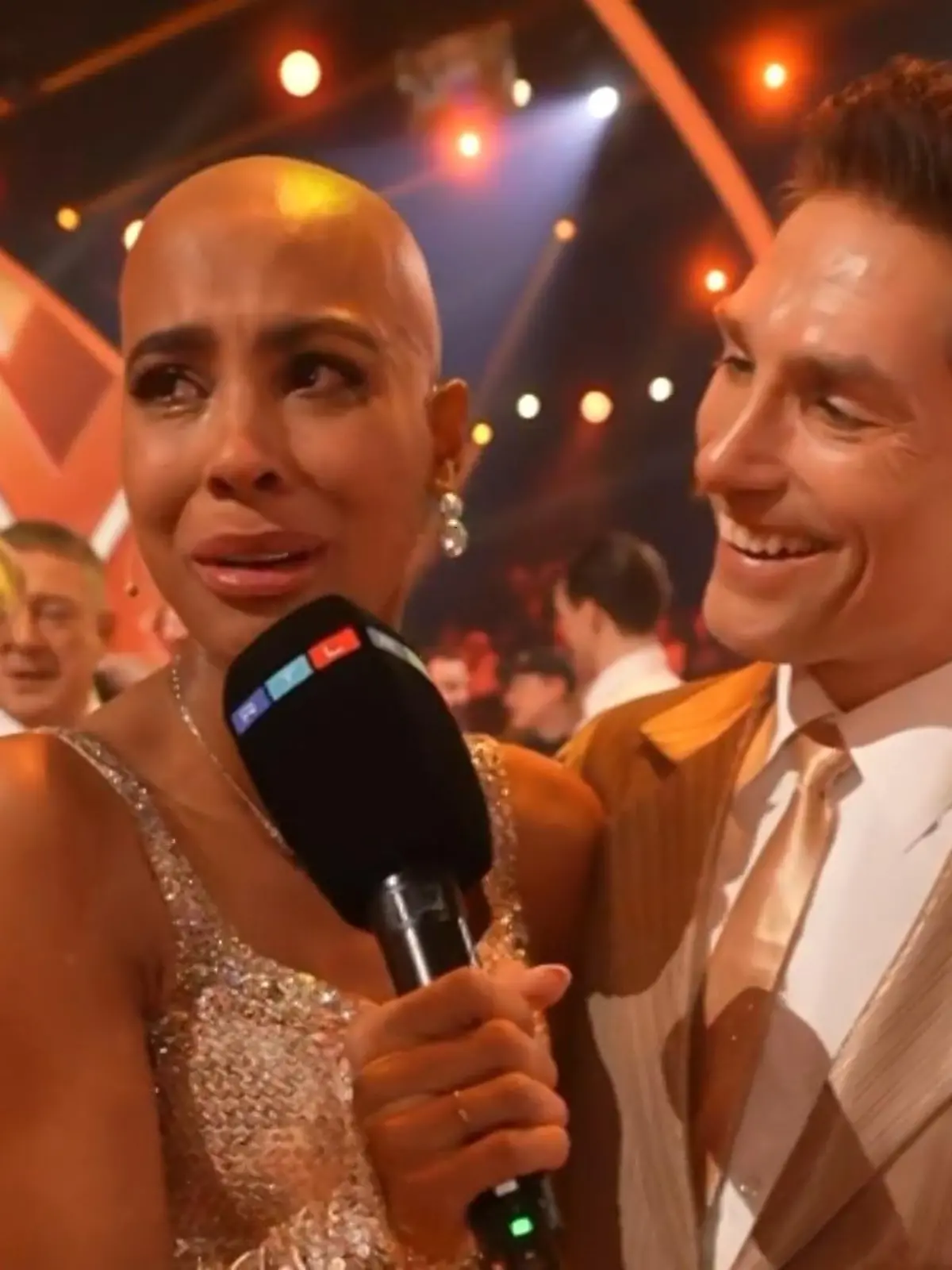 Sharon Battiste und Christian Polanc sind unter Schock. Das hätte das vorzeitige Aus in Show 5 sein können. "Die Zuschauer haben uns den Arsch gerettet, vielen Dank dafür". Und jetzt auch noch Partnertausch. Es ist wirklich zum Verzweifeln.
