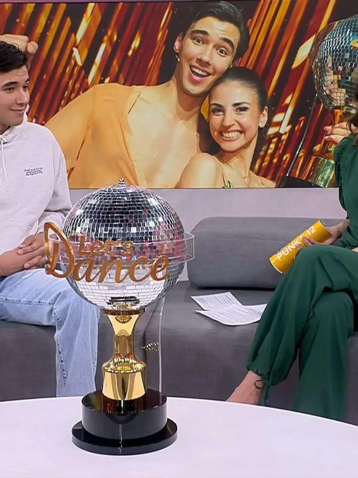 Bild zu: "„Let’s Dance“-Sieger auch 62 Stunden nach dem Triumph noch geflasht"