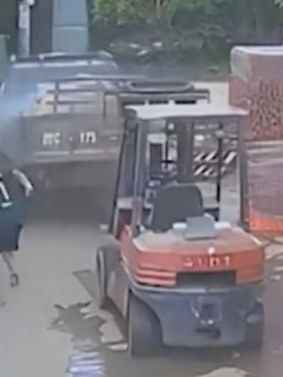 Schussel-Arbeiter muss beides stoppen - plötzlich rollen Truck und Gabelstapler weg!