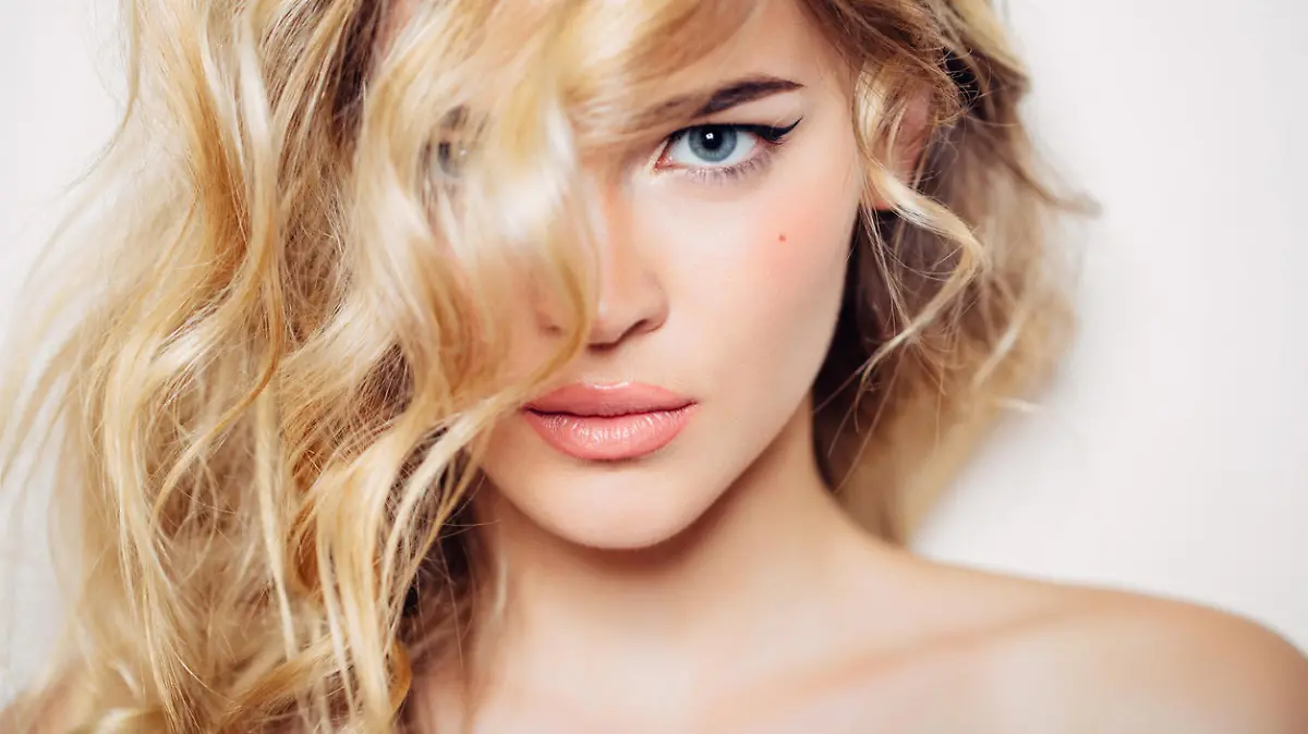 Frau mit Locken