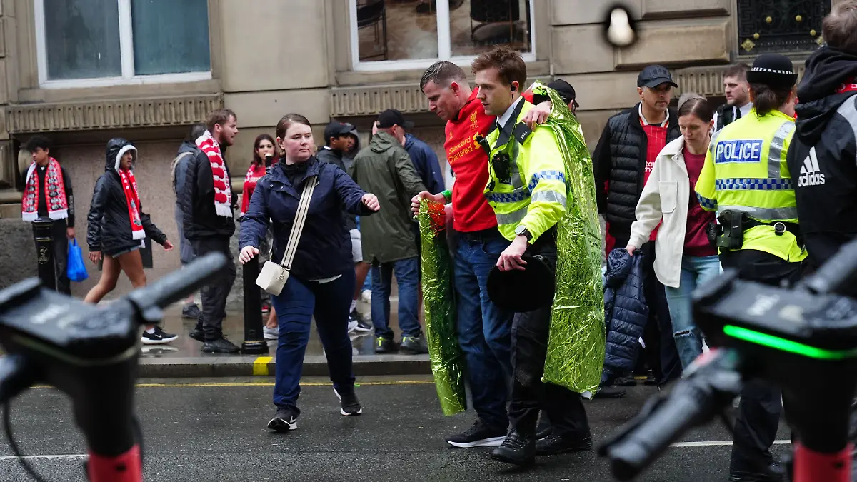 Polizei und Rettungskräfte kümmern sich um einen Verletzten in der Nähe des Liver Building während der Premier-League-Siegerparade in Liverpool.