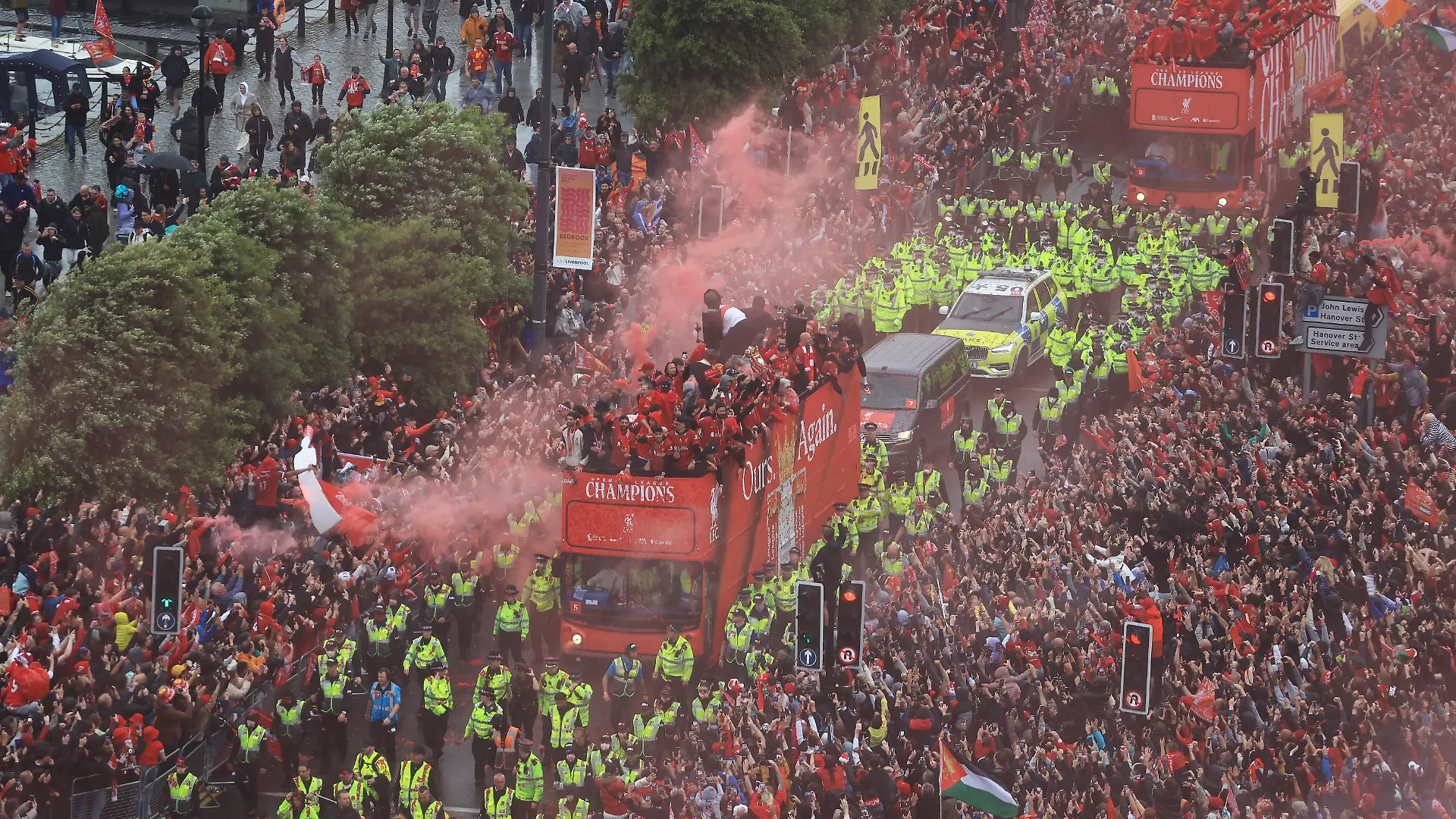 LIVERPOOL, ENGLAND - MAY 26: A general view as the team bus passes through fans in celebration during the Liverpool Trophy Parade on May 26, 2025 in Liverpool, England. (Photo by Jess Hornby/Getty Images)
