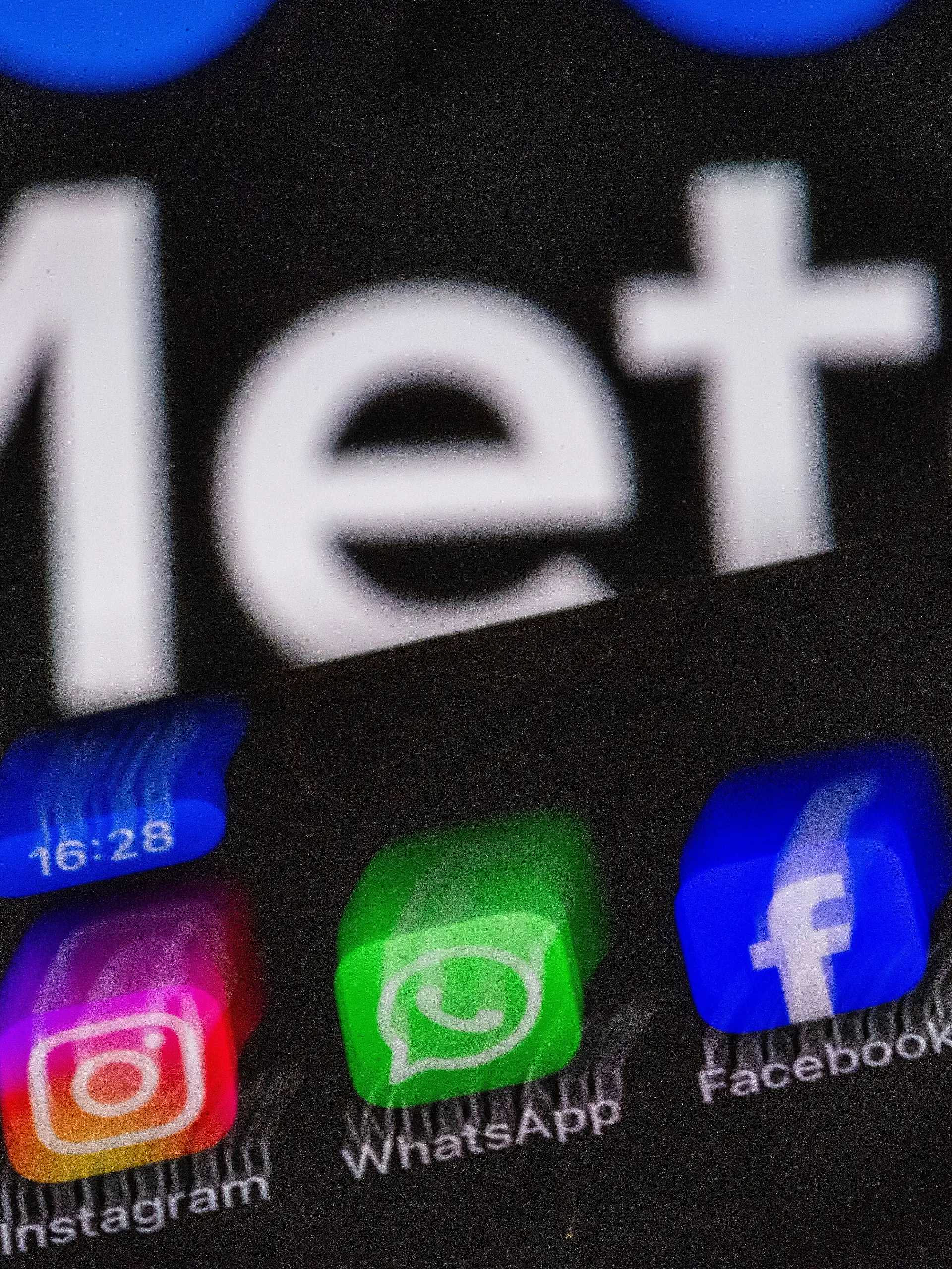 Die Apps Instagram, Facebook und WhatsApp sind auf dem Display eines Smartphones vor dem Logo des Internetkonzerns Meta zu sehen. Meta kann ab sofort in großem Stil damit beginnen, seine Systeme mit Künstlicher Intelligenz mit Nutzerdaten aus Deutschland zu trainieren.  