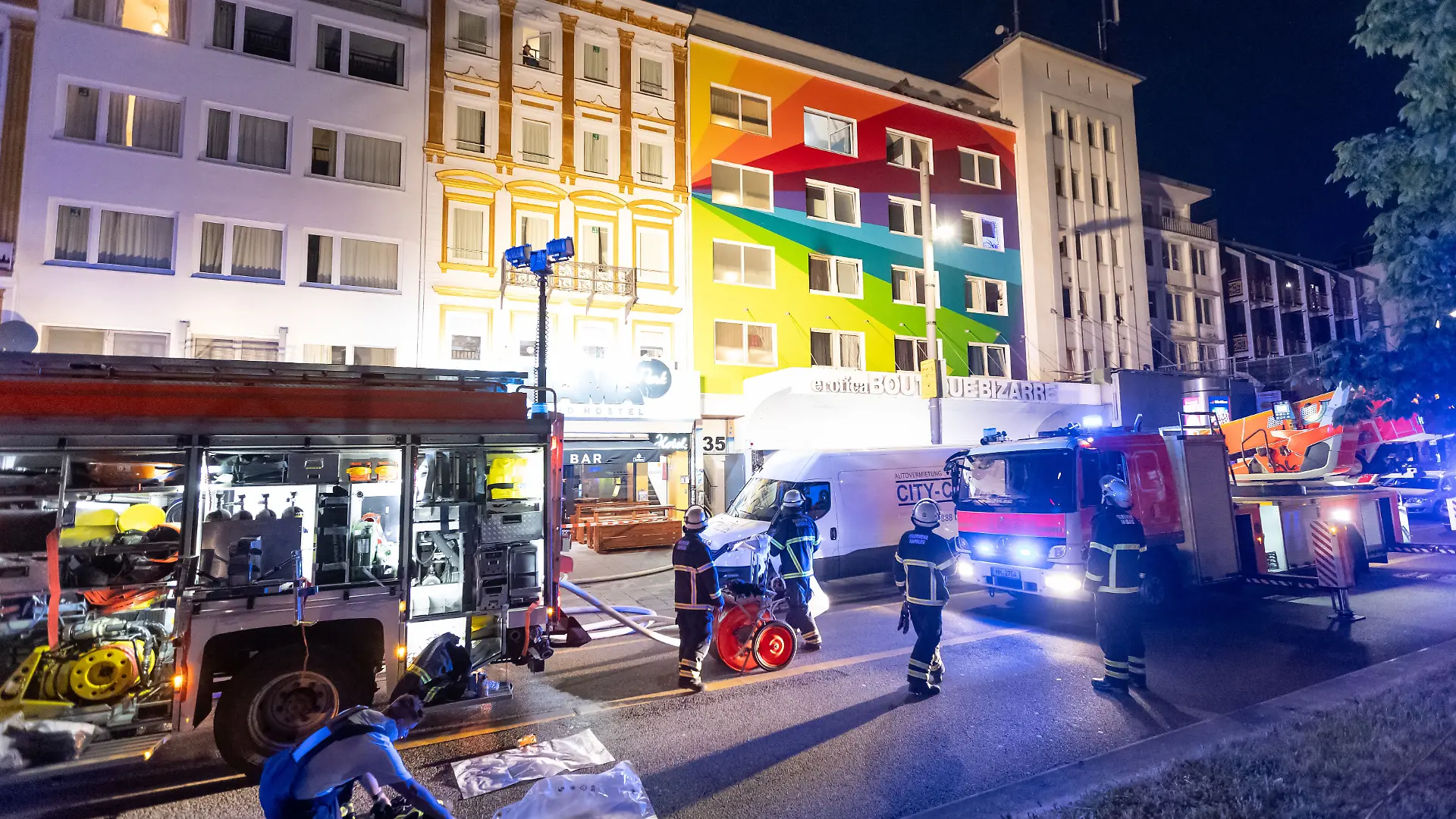 Die Bewohner werden per Drehleiter aus den oberen Stockwerken gerettet. 