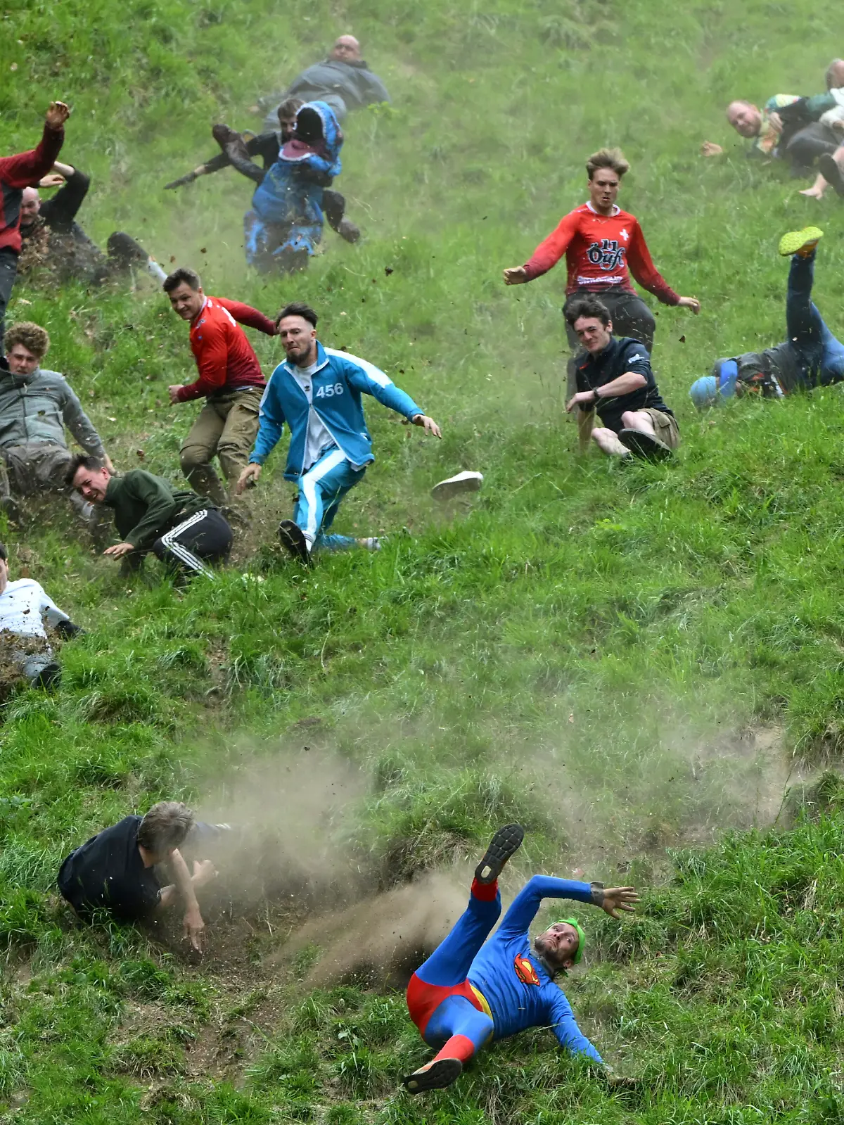 In der Nähe von Birdlip in der Grafschaft Gloucestershire (England) haben wieder viele Waghalsige am jährlichen „Cheese Rolling Contest“ teilgenommen.