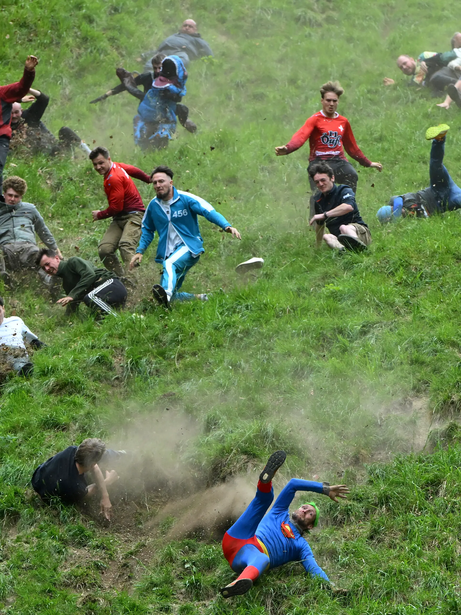 In der Nähe von Birdlip in der Grafschaft Gloucestershire (England) haben wieder viele Waghalsige am jährlichen „Cheese Rolling Contest“ teilgenommen.