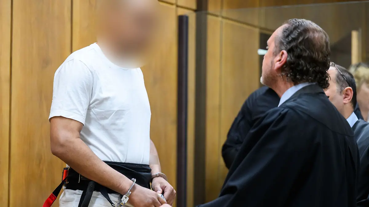 Der Angeklagte wurde mit Hand- und Fußfesseln in den Gerichtssaal gebracht.