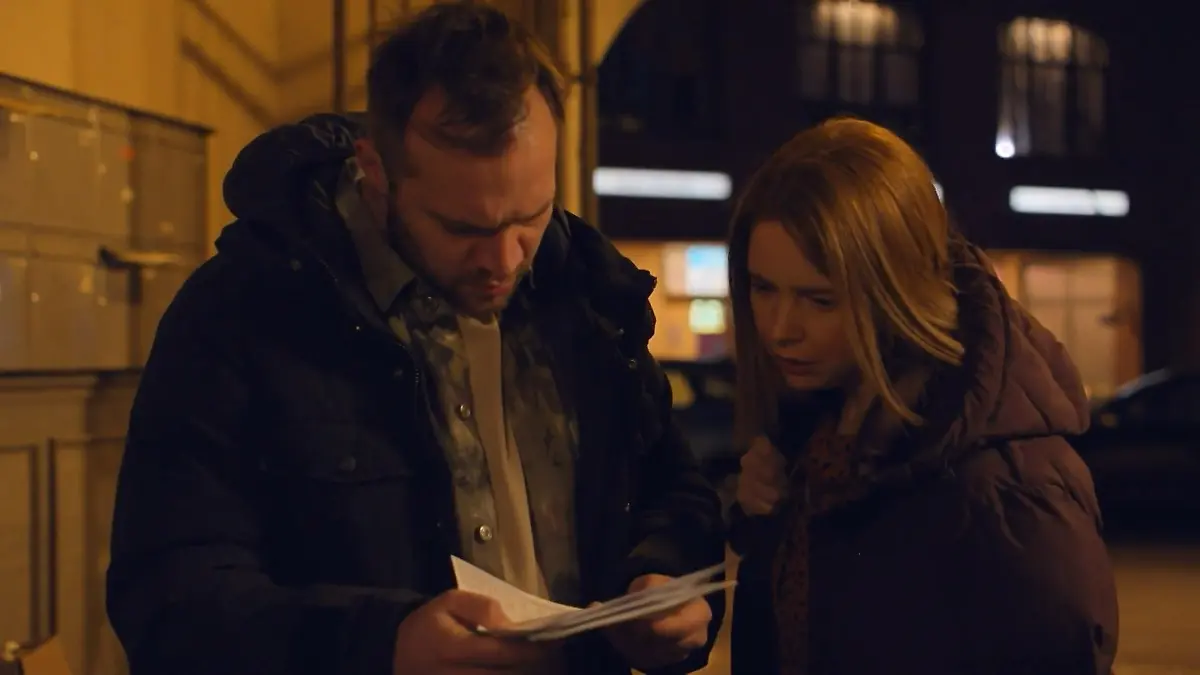 Erik und Toni öffnen ungläubig einen Brief, der alles verändern kann.