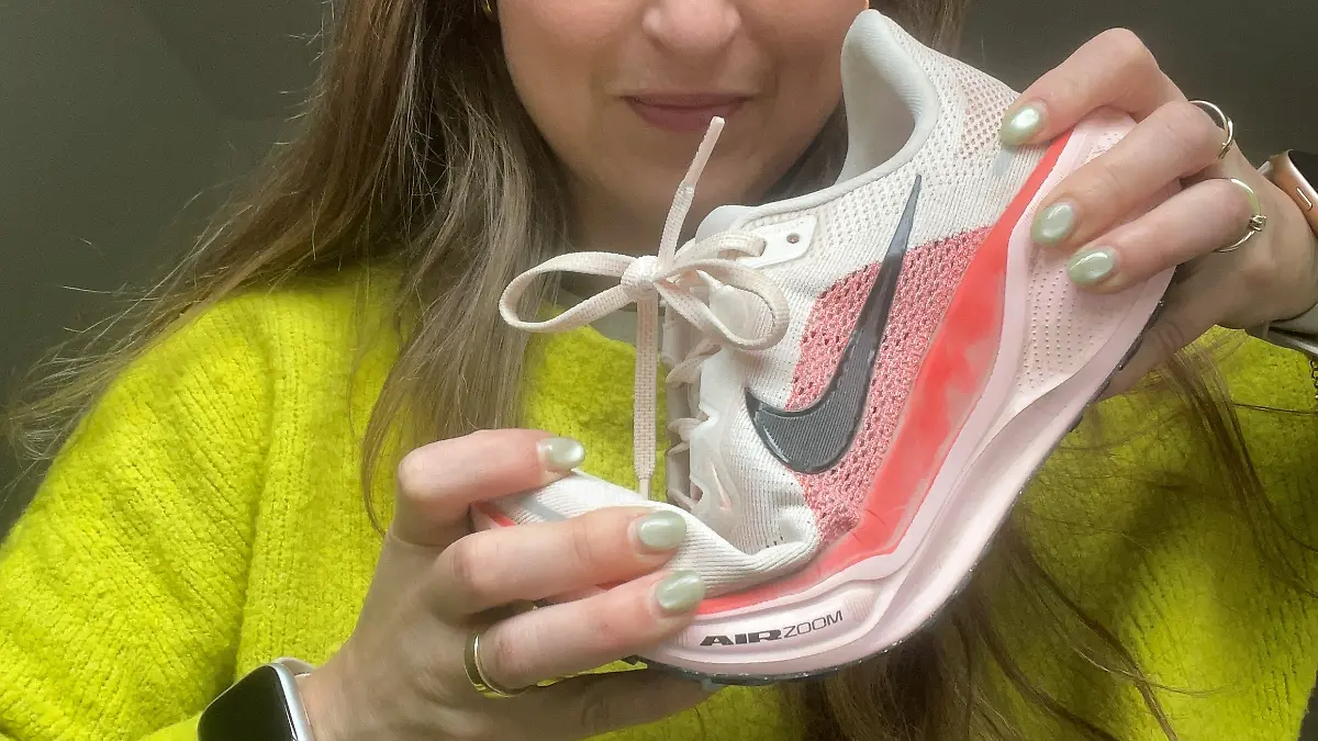 Redakteuri hält einen laufschuh in der Hand.