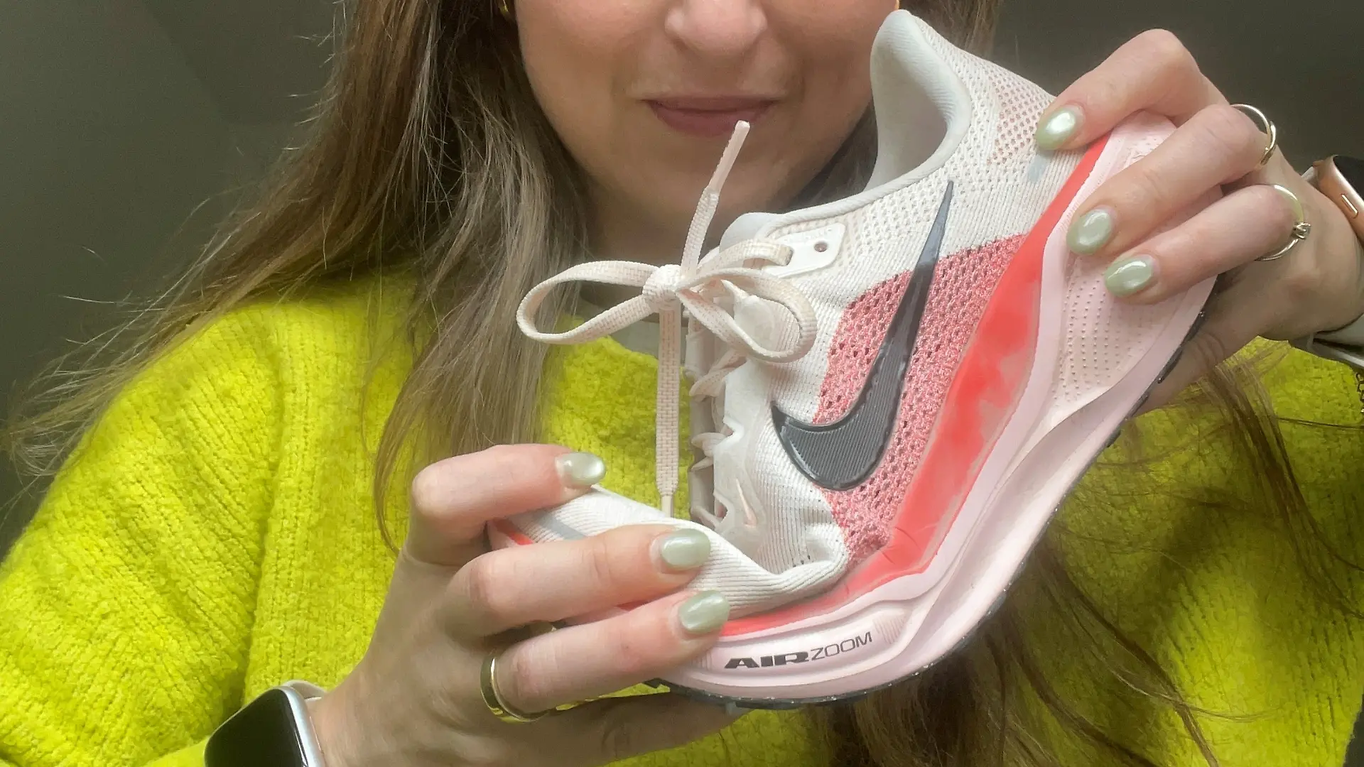 Redakteuri hält einen laufschuh in der Hand.