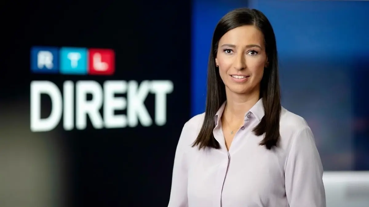 Moderatorin Pinar Atalay im Studio von "RTL Direkt"