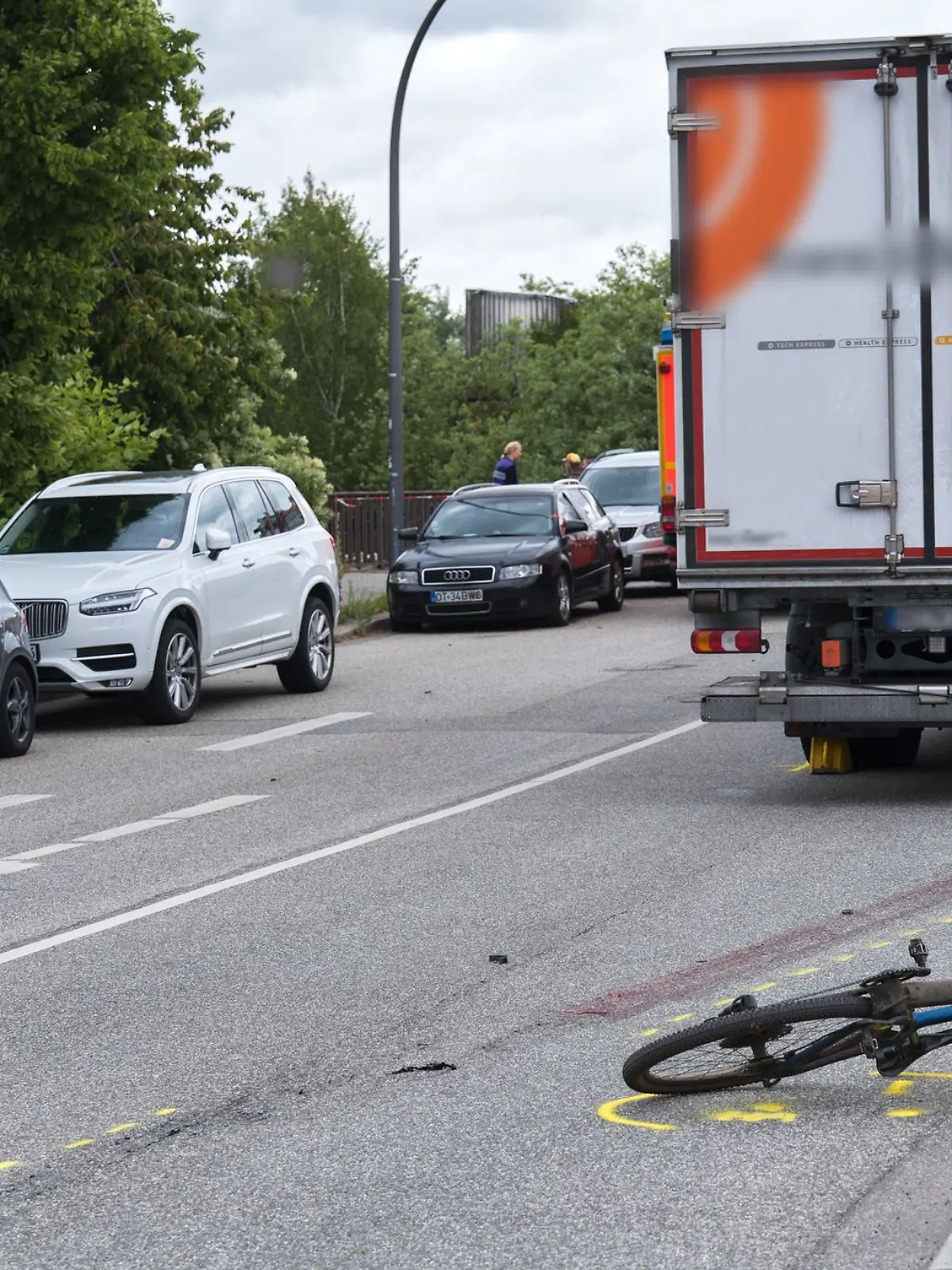 Bild zu: "Bei Zusammenstoß mit Lkw: Radfahrer verliert Bein!"
