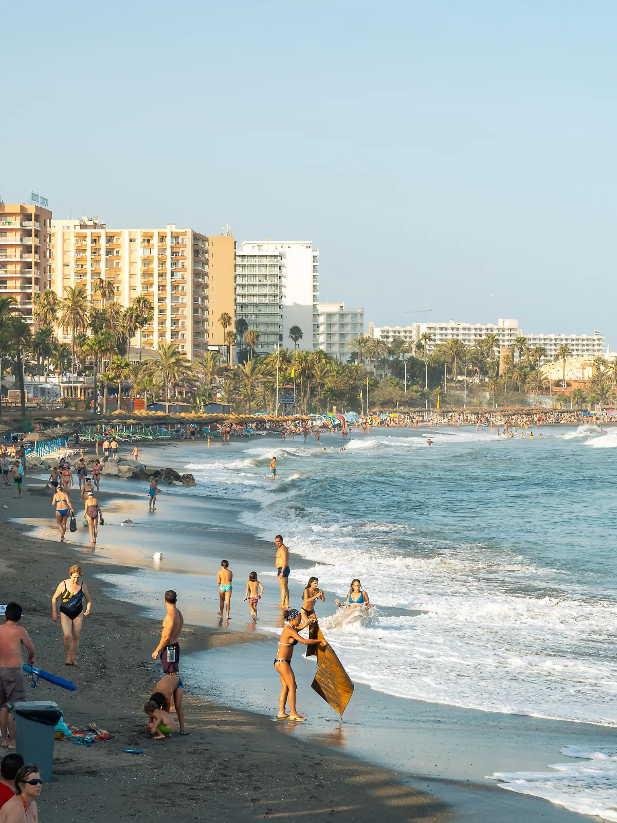 Benalmadena: Strand in Andalusien an der Costa del Sol (Spanien)