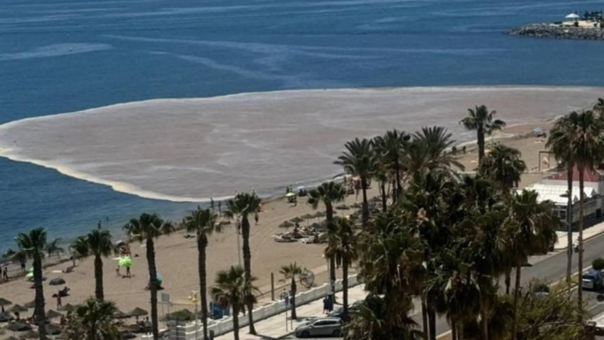 Was ist denn hier los!? In einem beliebten Küstenort an der Costa del Sol in Spanien hat sich ein großer Teil des Meeres plötzlich braun gefärbt!