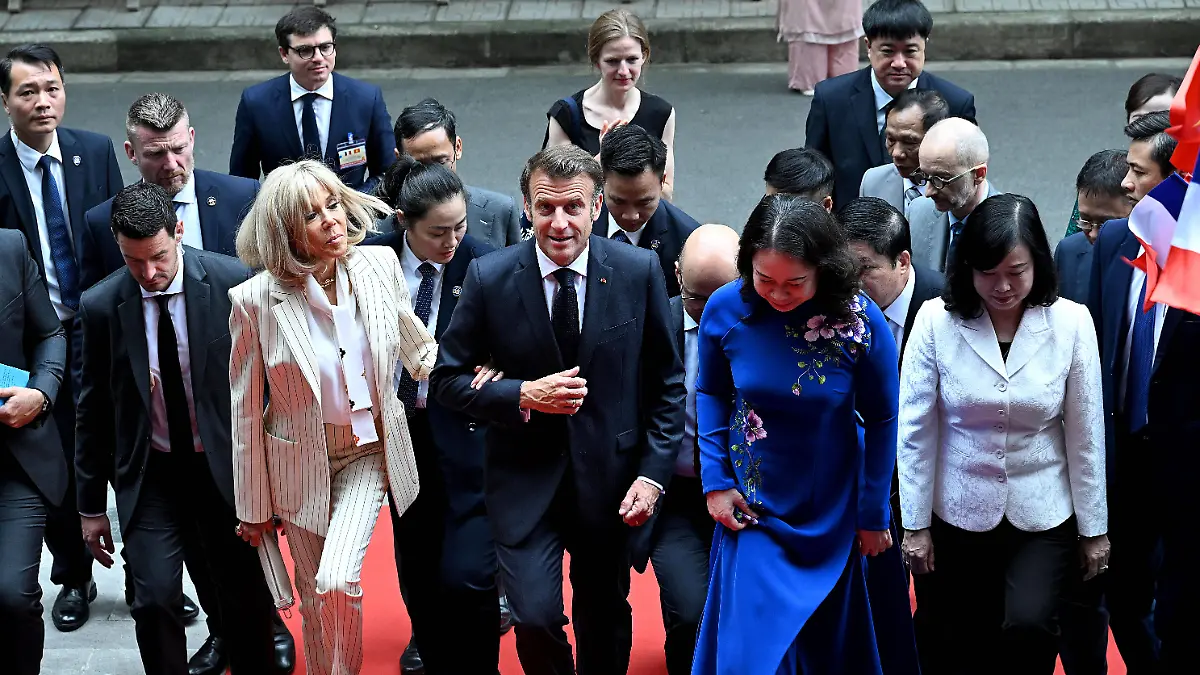Am Tag nach der offenbar liebevoll gemeinten Ohrfeige sucht Brigitte Macron sichtlich die Nähe zu ihrem Gatten Emmanuel.