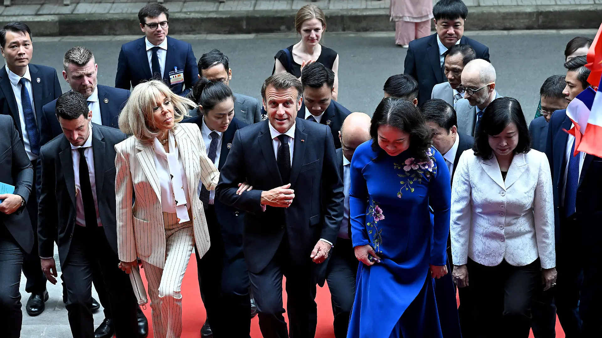Am Tag nach der offenbar liebevoll gemeinten Ohrfeige sucht Brigitte Macron sichtlich die Nähe zu ihrem Gatten Emmanuel.