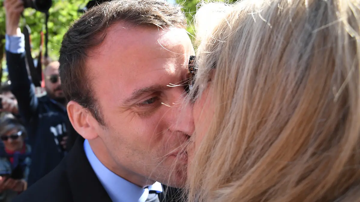 Ein Küsschen im Wahlkampf 2017: Emmanuel Macron gibt seiner Frau Brigitte ein Bussi.
