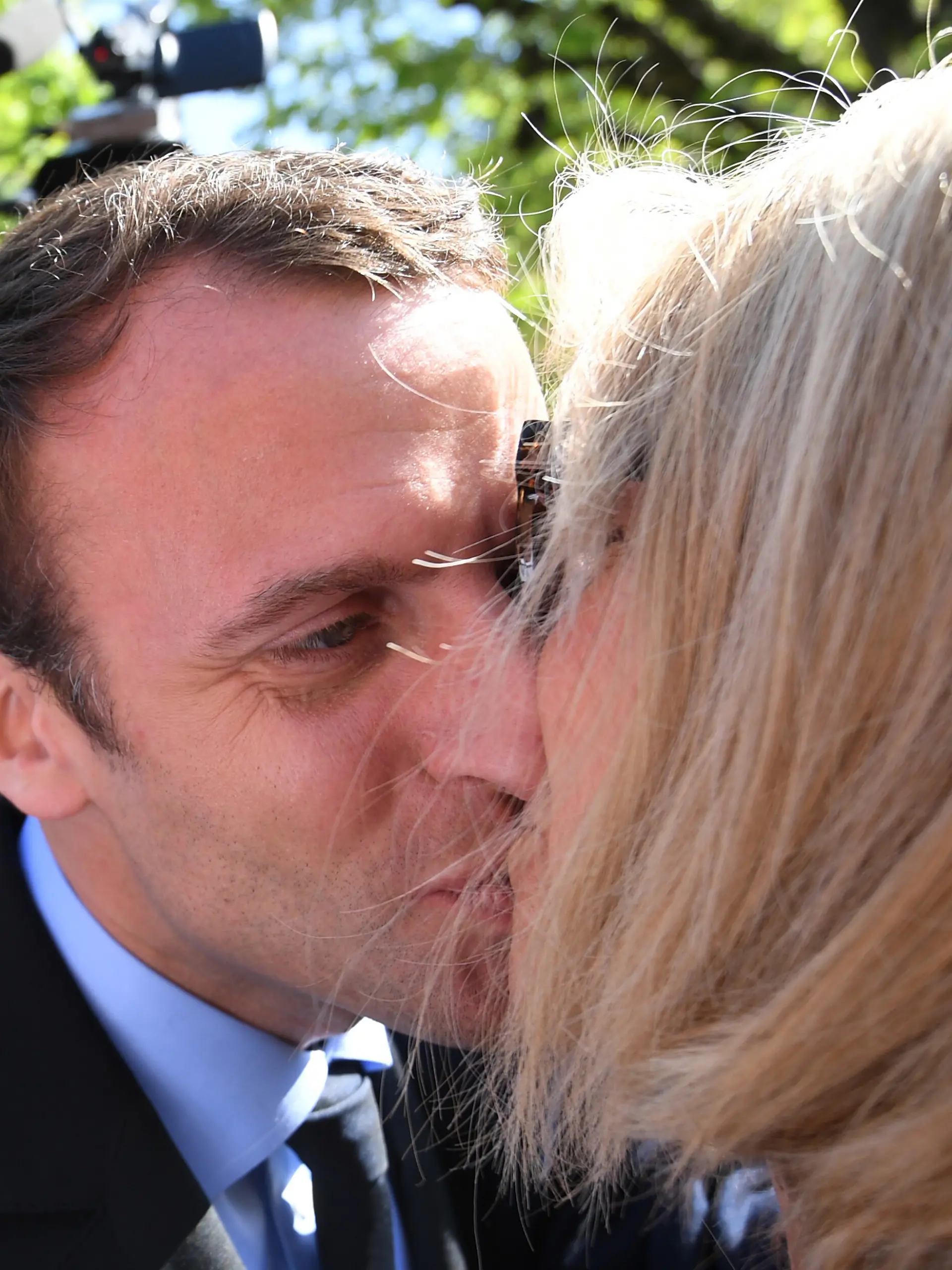 Ein Küsschen im Wahlkampf 2017: Emmanuel Macron gibt seiner Frau Brigitte ein Bussi.