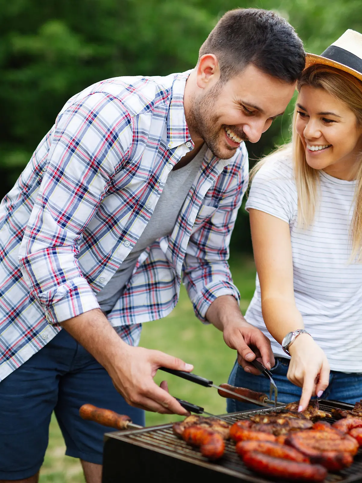 Holzkohle ist der Brennstoff für das Grillvergnügen