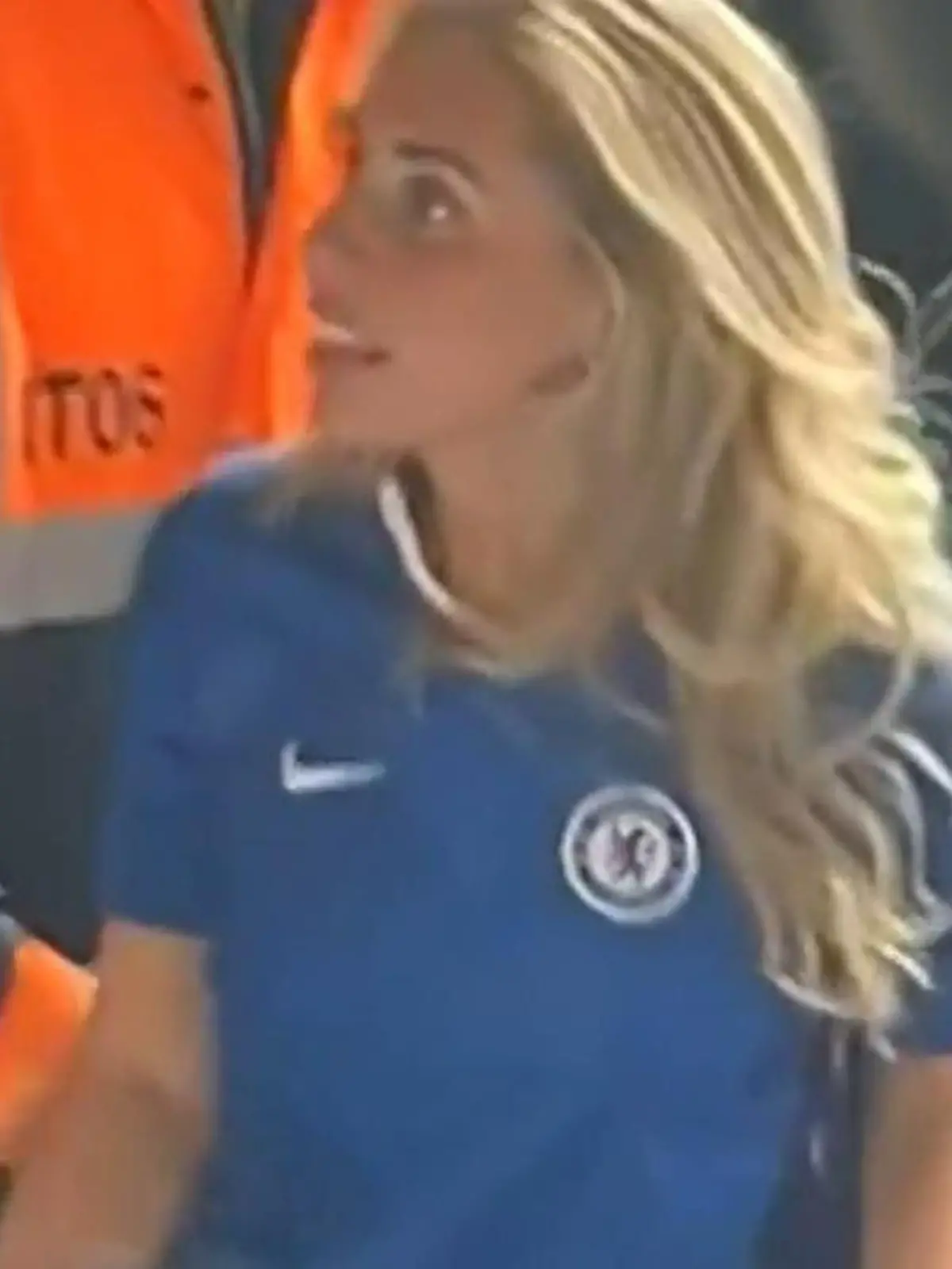 SEXskalation im Stadion! Porno-Star Bonnie Blue bläst auf Hausverbot