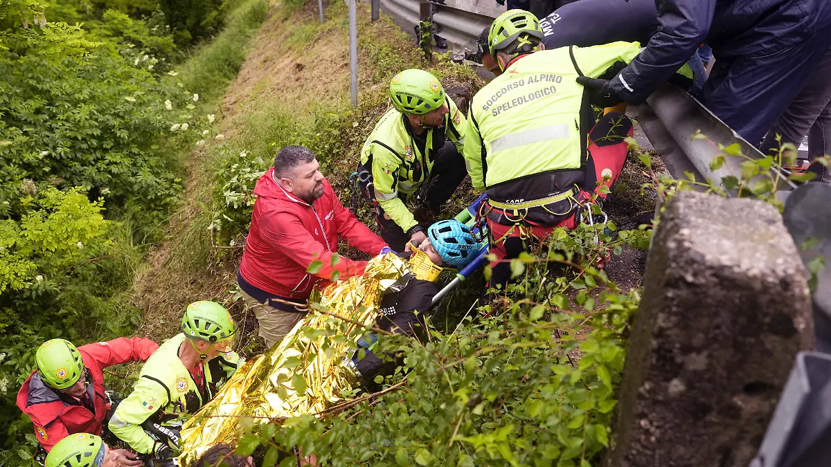 Der italienische Radprofi Martinelli Alessio wird nach seinem Sturz auf der 16. Etappe des Giro d'Italia von Helfern mit einer Spezialbahre geborgen.